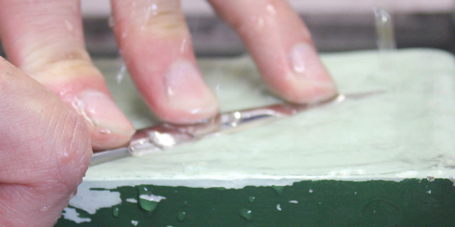 affûtage des ciseaux osaka sur une pierre japonaise