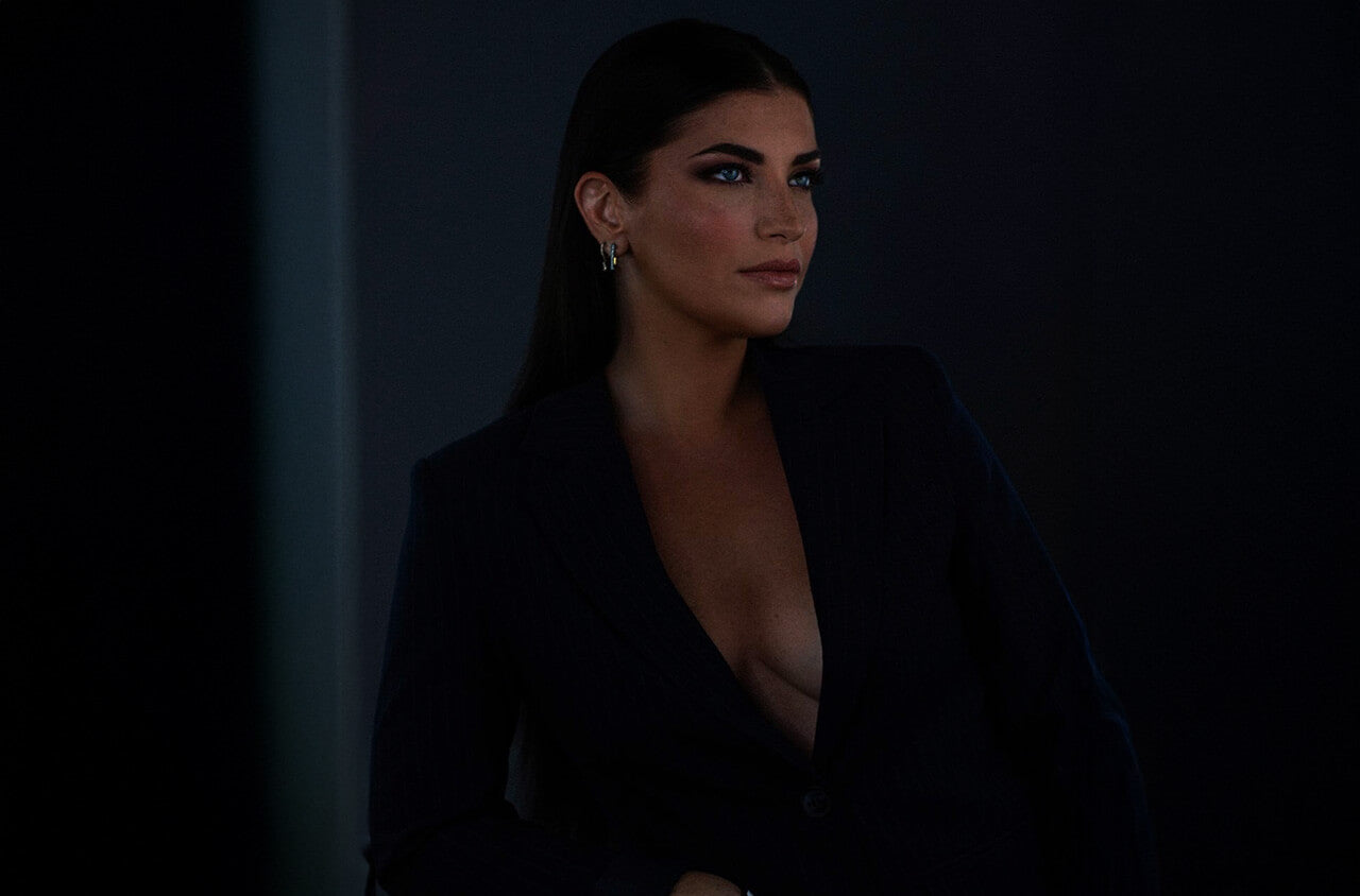 Portrait d’une femme au style professionnel avec une coiffure lisse, réalisé avec des ciseaux de coiffure OSAKA. Look élégant, inspiration salon de coiffure haut de gamme, accessoires YSPARK pour une finition parfaite.