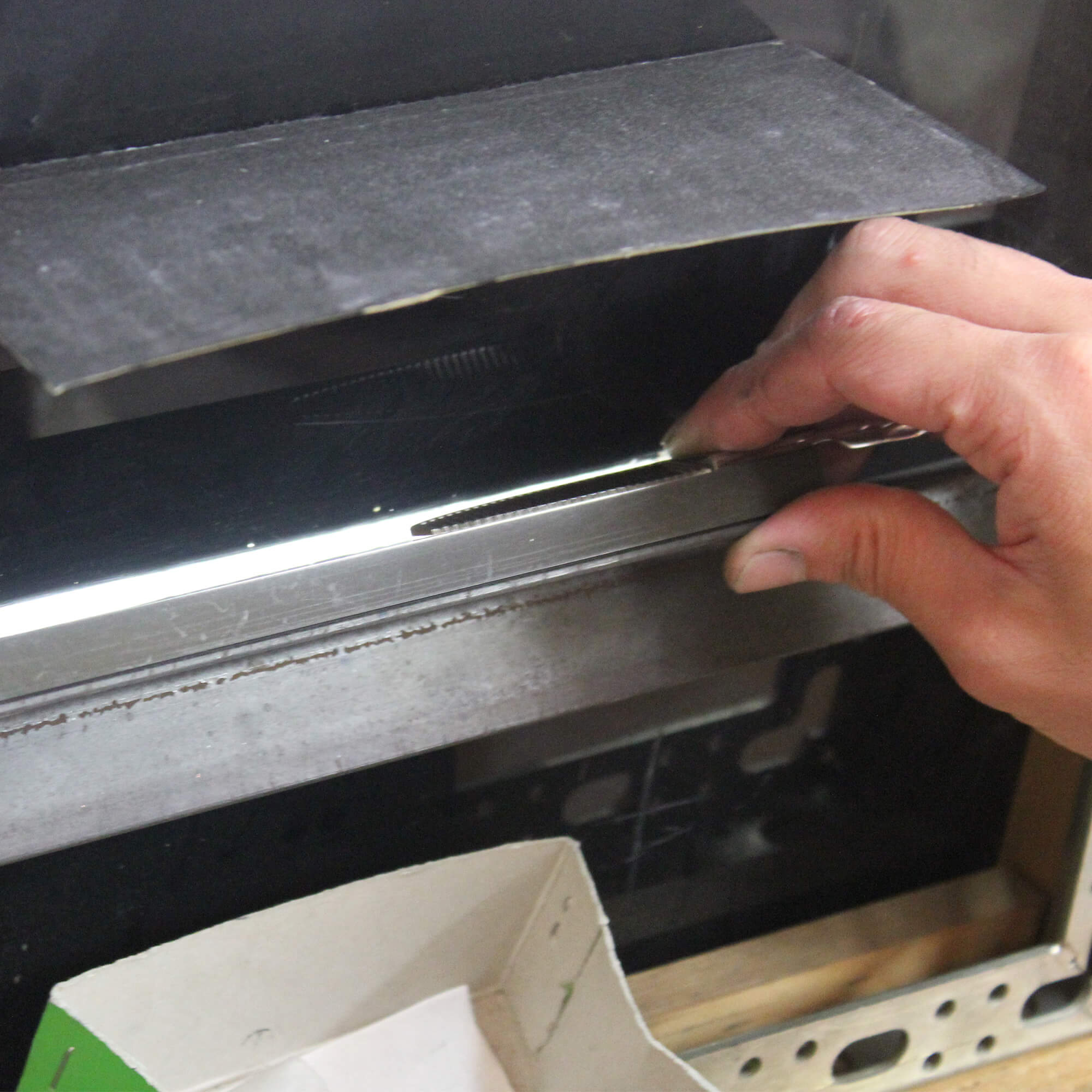 Vérification de la concavité des lames lors de l'aiguisage des ciseaux de coiffure