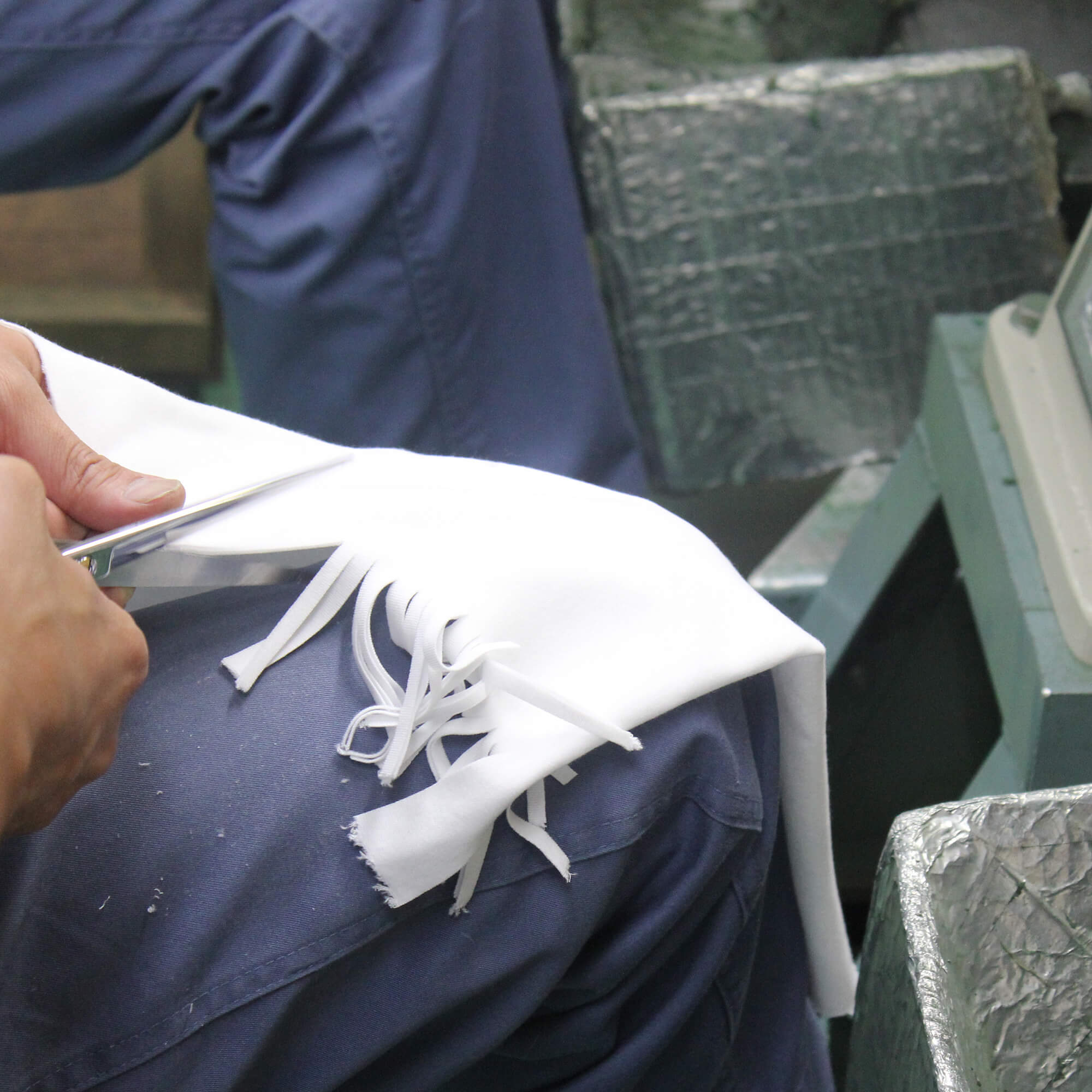 Tests du tranchant des ciseaux de coiffure après un affûtage des lames