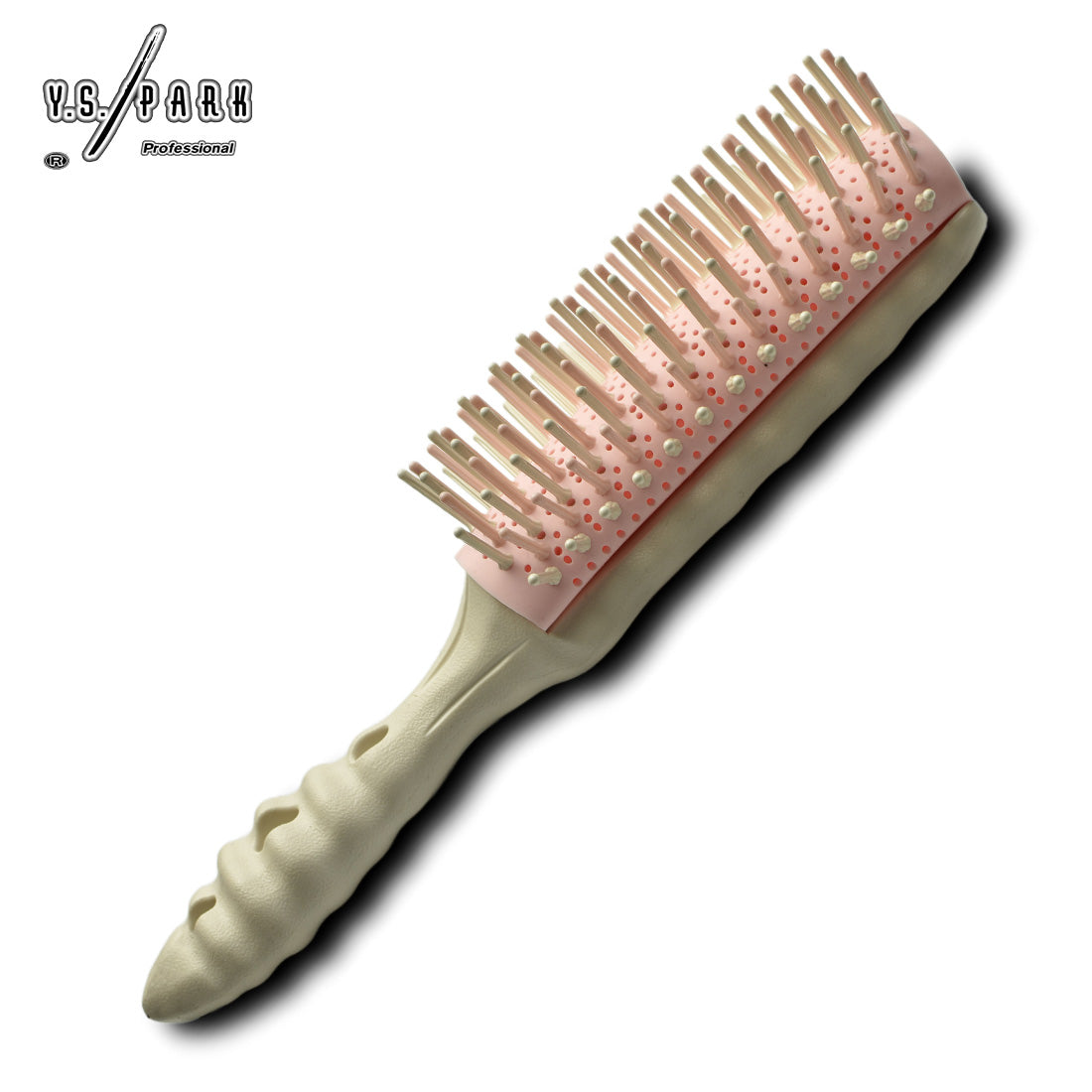 Brosse Y.S.PARK LAP32 en version blanche et rose, avec picots souples à embouts arrondis montés sur un coussin ventilé, conçue pour un brushing doux, un coiffage confortable et un respect total du cuir chevelu.