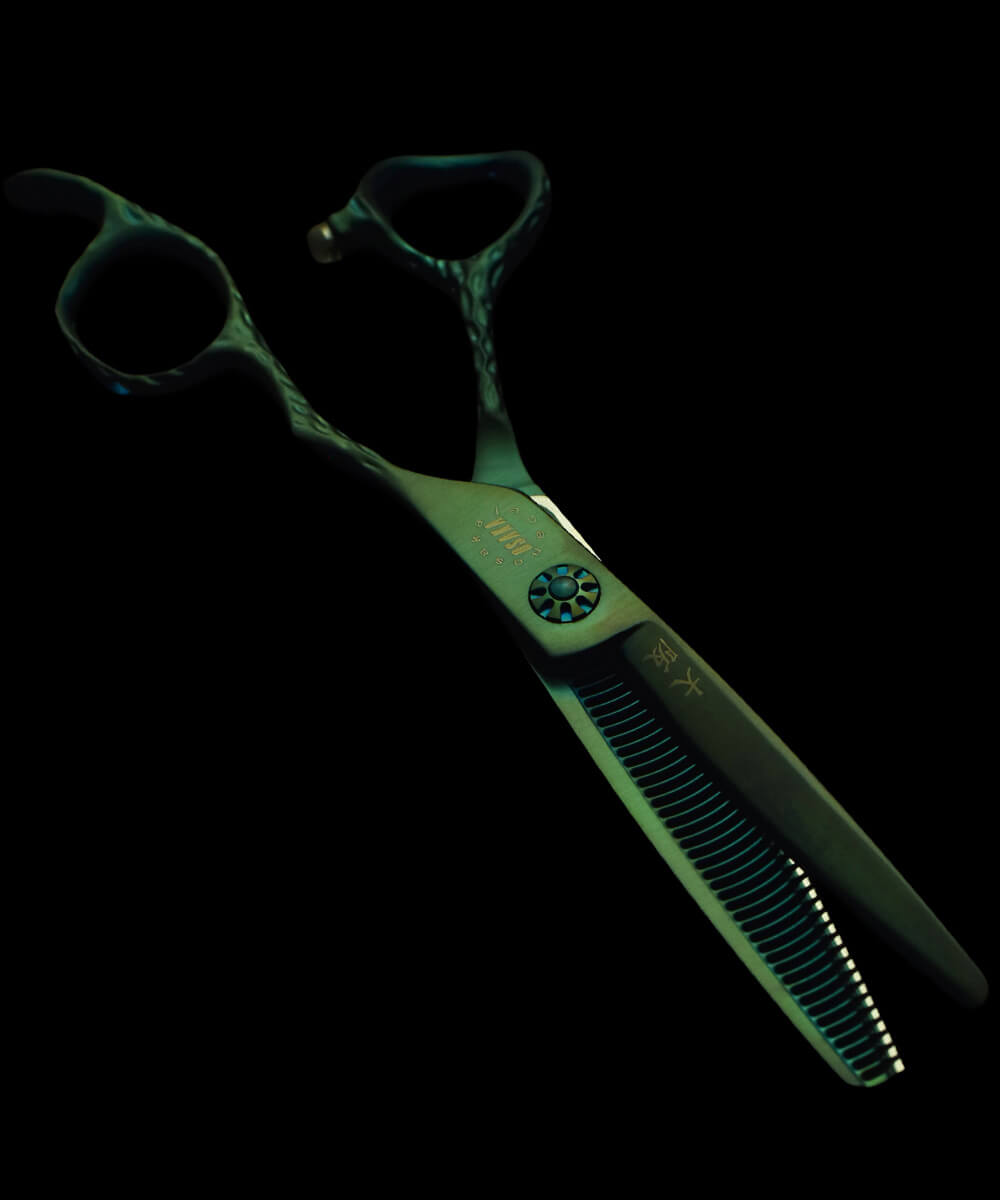 Ciseaux de coiffure sculpteurs OSAKA Aosen 40 dents – design martelé vert foncé irisé, manche ergonomique et vis bleue pour réglage de tension