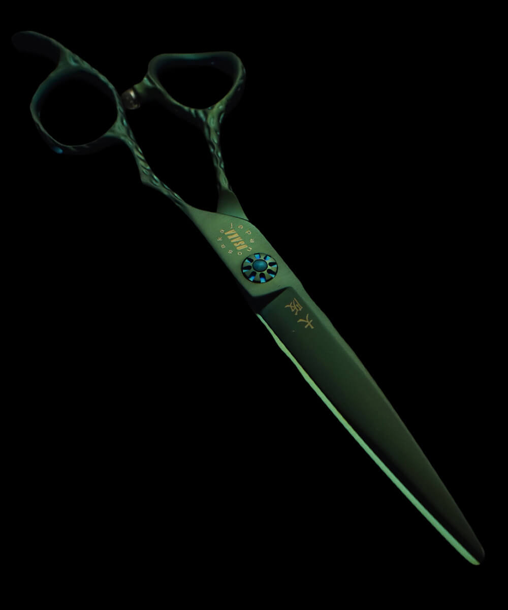 Ciseaux de coiffure OSAKA Aosen, finition vert foncé irisée, lame large et manche martelé ergonomique en taille 6.3 pouces