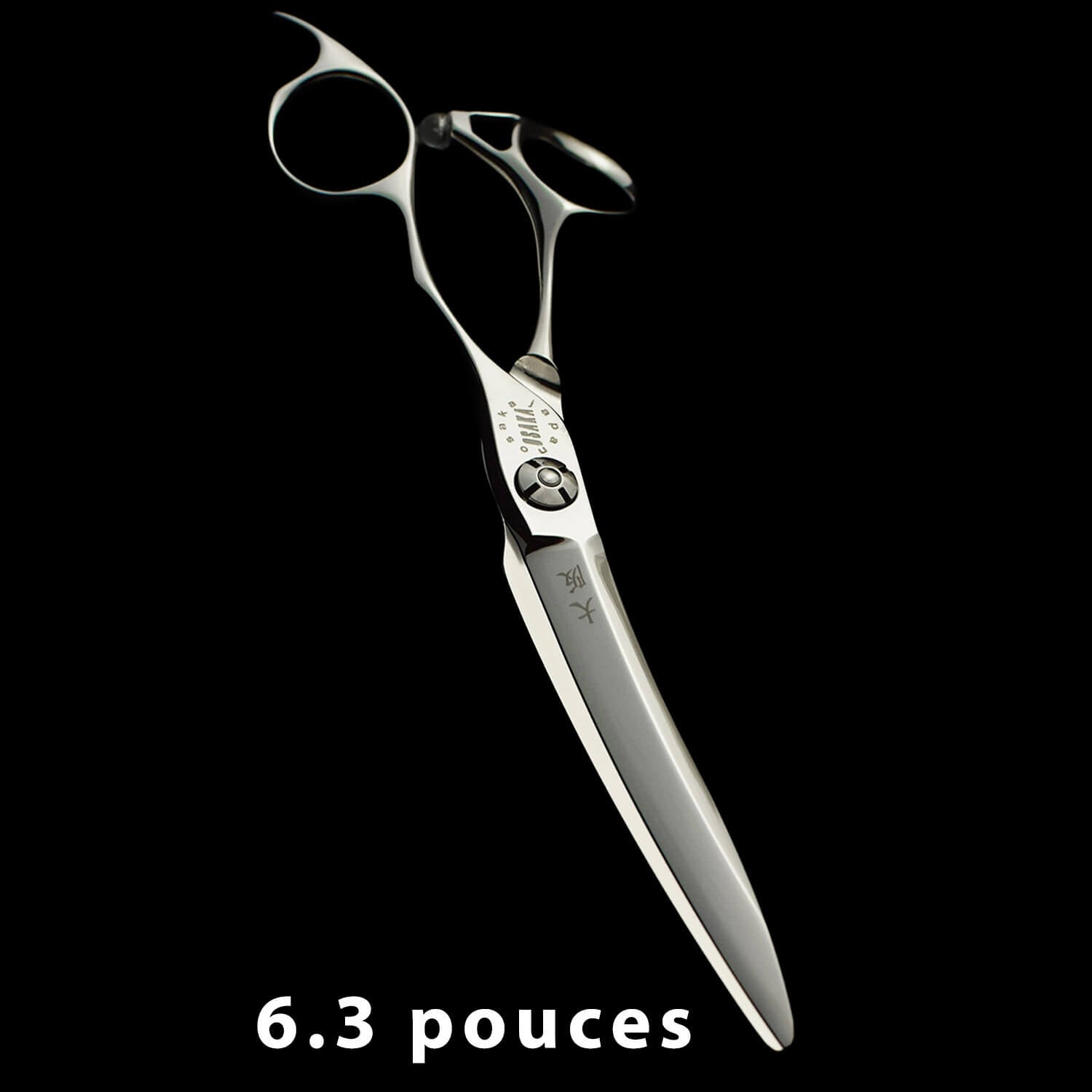 Ciseaux de coiffure OSAKA Mikazuki en taille 6.3 pouces, avec lame courbe et design ergonomique, idéaux pour un usage professionnel et des coupes précises.