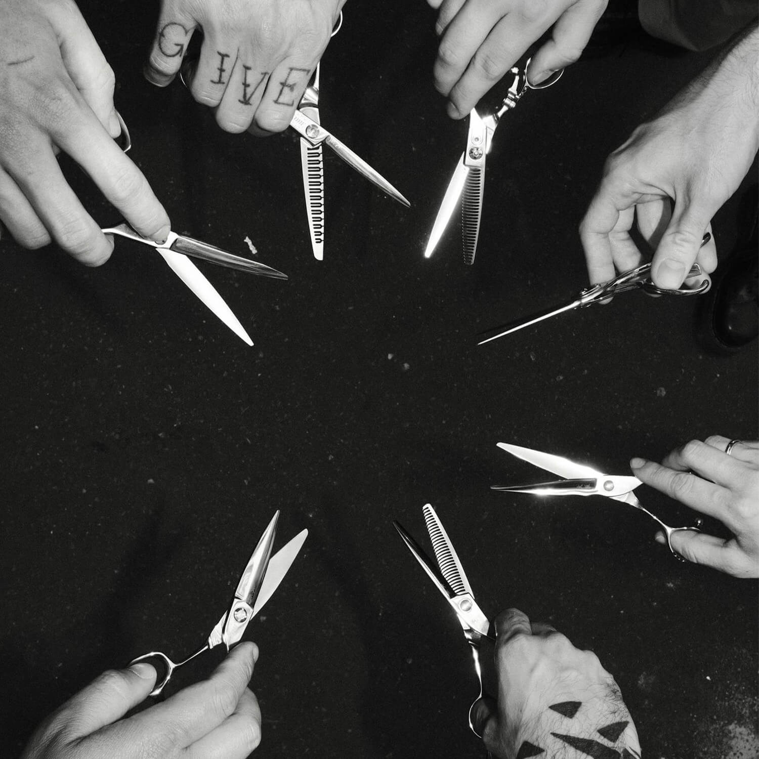 ciseaux osaka en cercle tenus par des mains de coiffeurs barbiers et coiffeurs divers