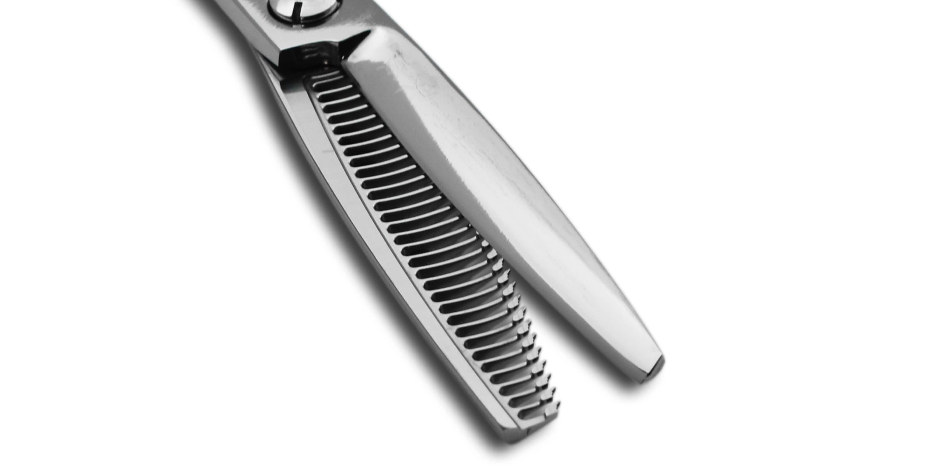 Ciseaux sculpteurs OSAKA CLX 30 dents, gros plan sur les dents courbées et concaves, offrant une coupe douce, précise et un effilage naturel sans traces, idéals pour les coiffeurs recherchant contrôle et finesse.