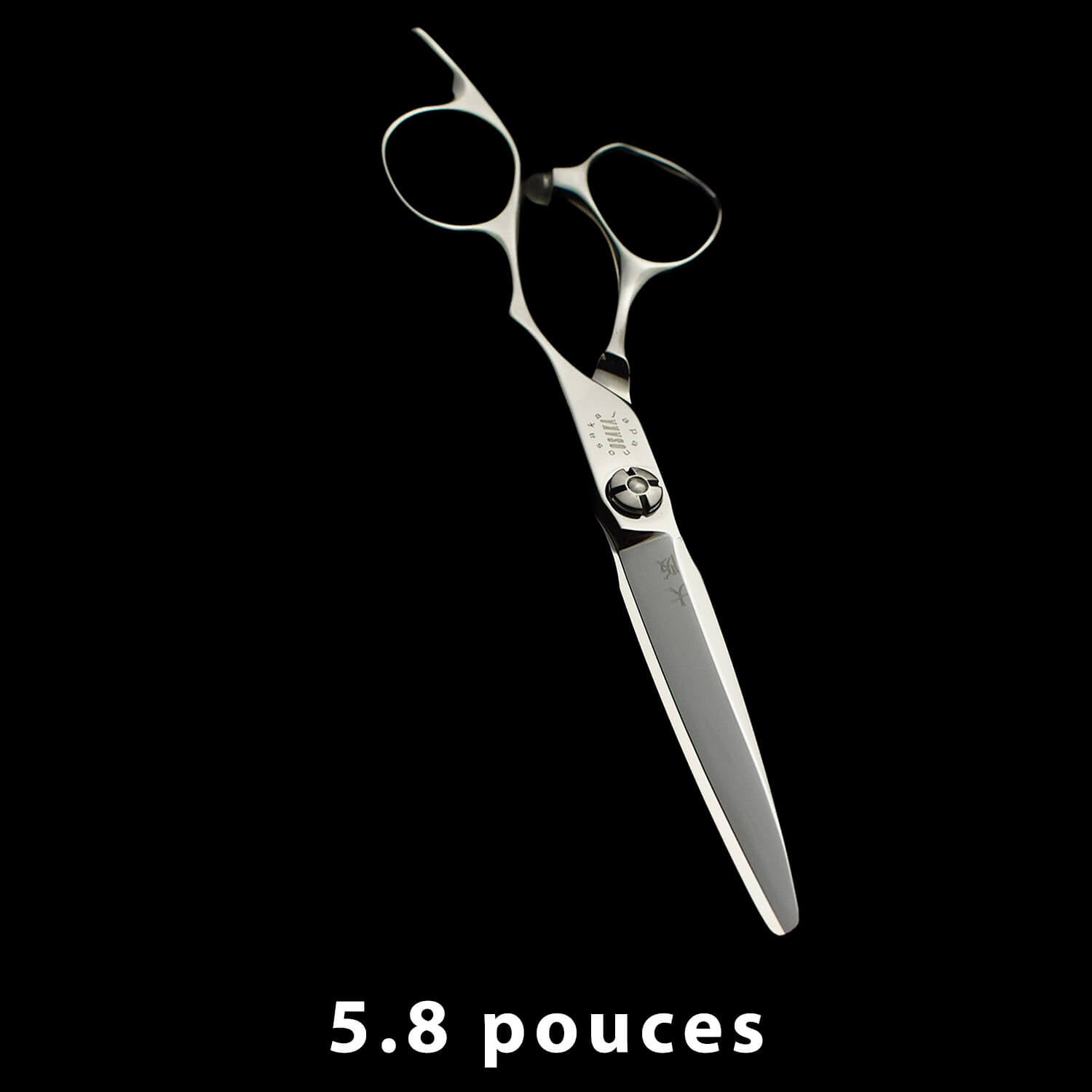 Ciseaux de coiffure OSAKA CLX en 5,8 pouces adaptés aux coupes polyvalentes, ergonomie avancée et finition satinée.