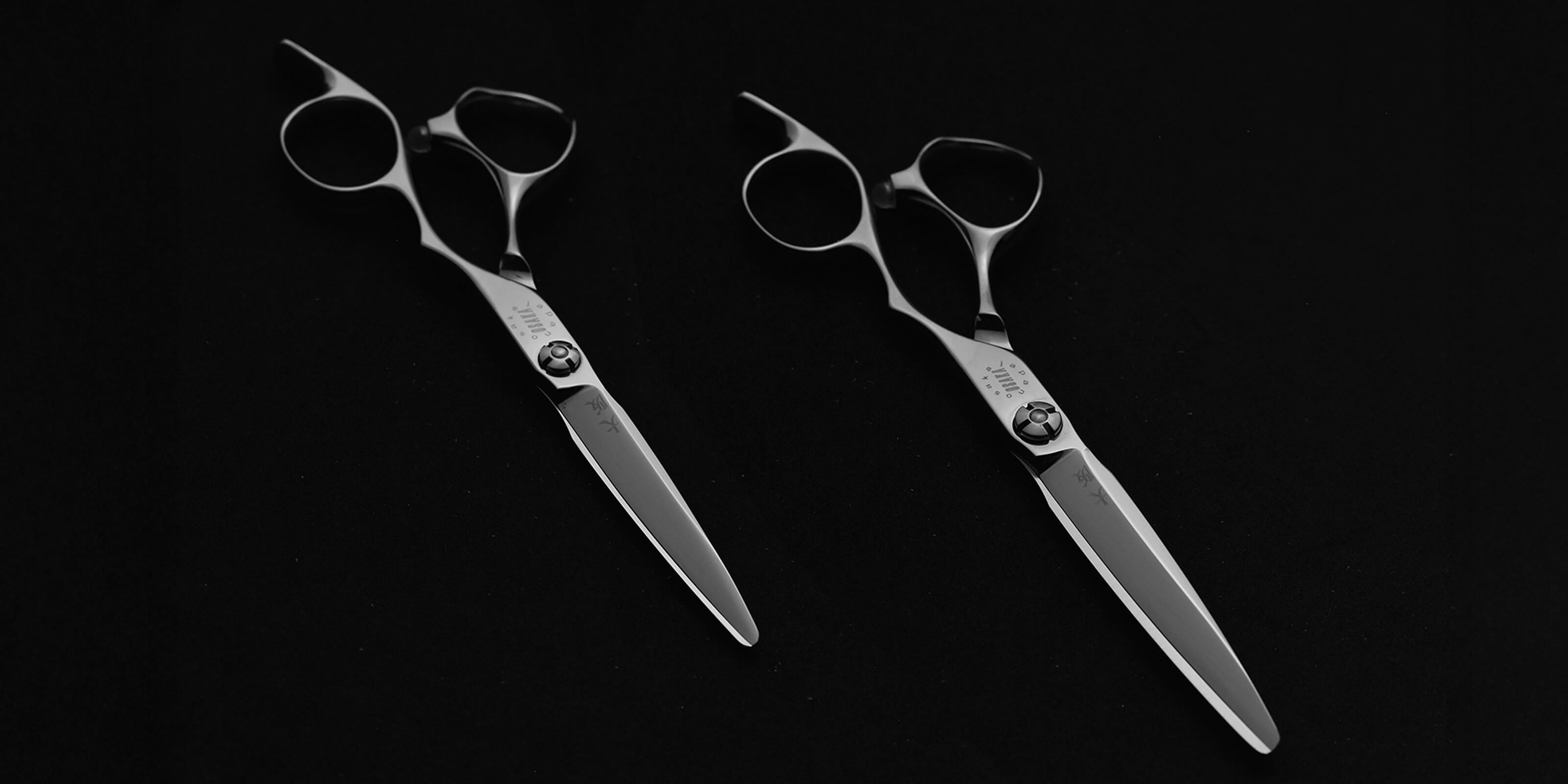 Les deux tailles des ciseaux OSAKA CLX (5,5 et 5,8 pouces) alignées, pour choisir l’outil adapté à chaque technique de coupe.