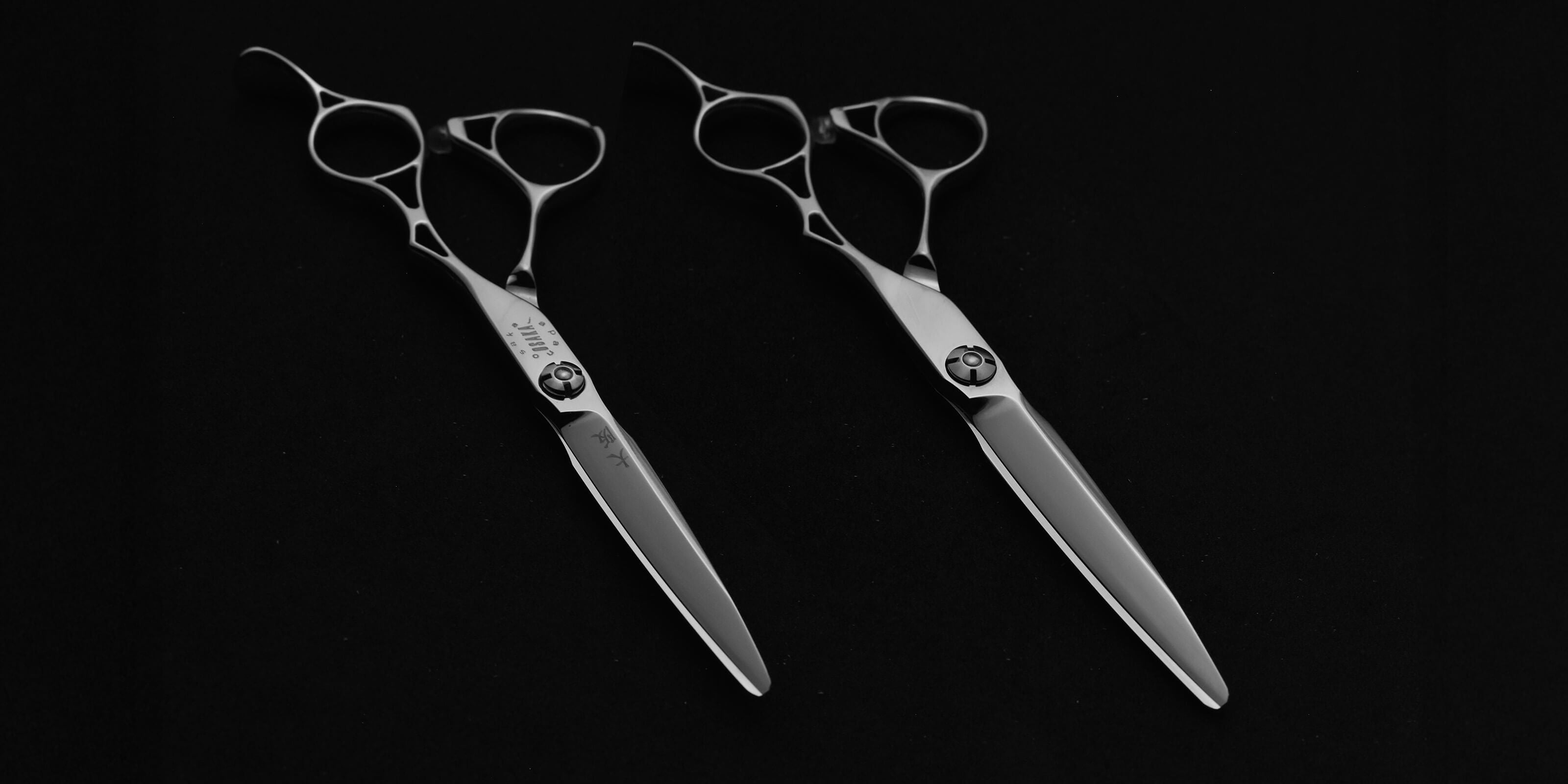 Ciseaux de coiffure OSAKA CLY, photo comparative des tailles 5,5 et 5,8 pouces, pour visualiser les différentes options disponibles.