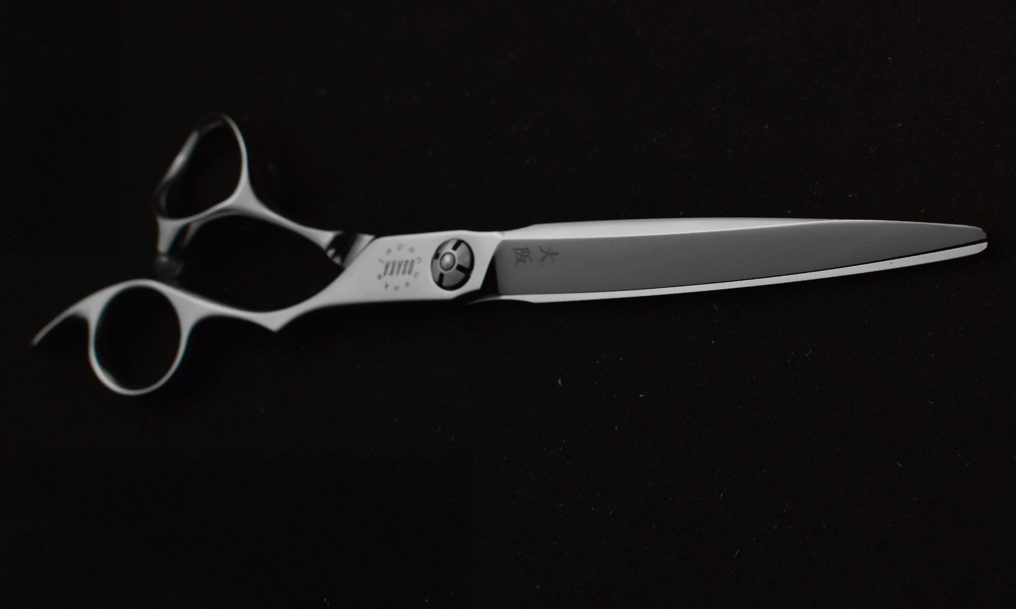 Ciseaux de coiffure professionnels OSAKA CLZ avec lame puissante et manche ergonomique sculpté, conçus pour une coupe nette et sans effort.