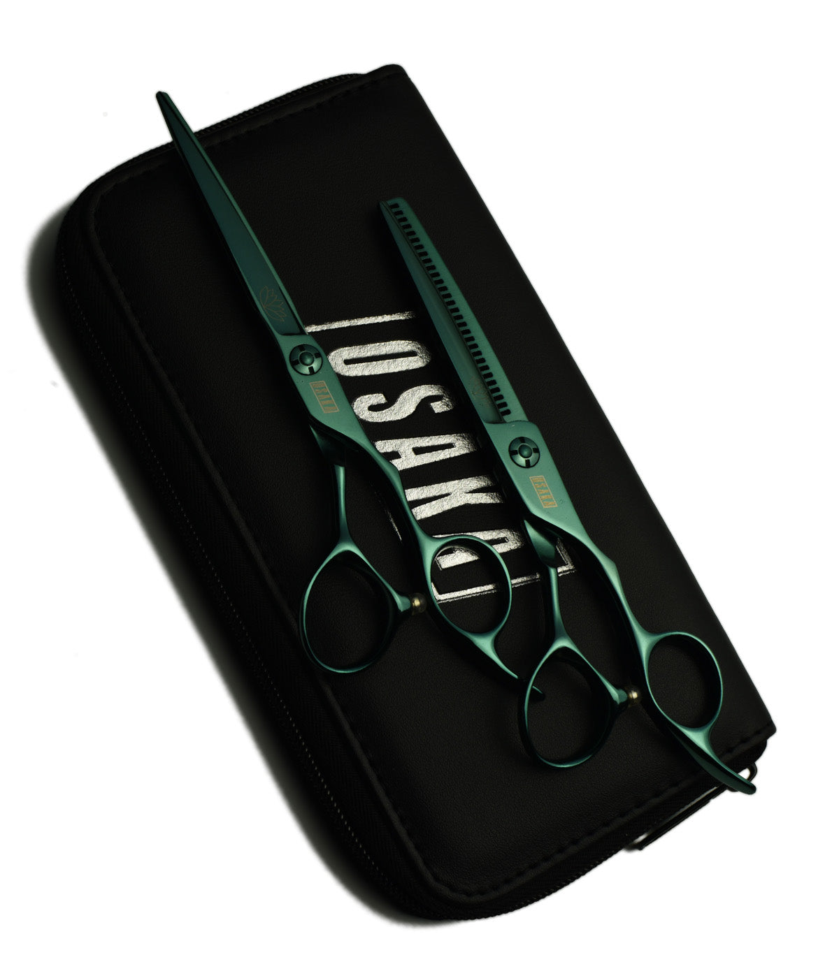 Photo de la gamme complète des ciseaux OSAKA colorés, alignés par teinte, présentant différentes finitions et styles de manche pour mettre en avant le choix et la personnalisation pour les coiffeurs professionnels.