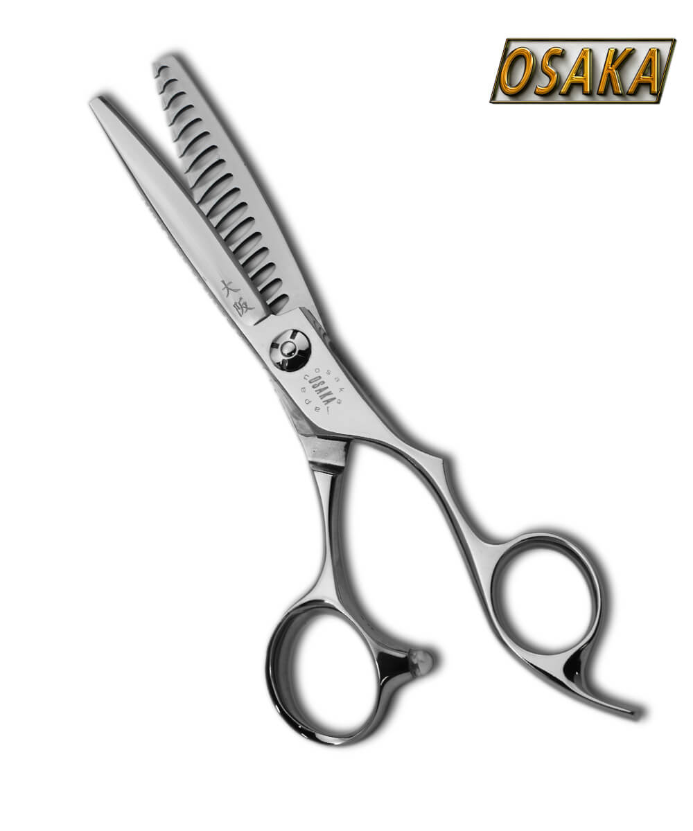 Ciseaux de coiffure professionnels OSAKA FLAT en acier poli, au design minimaliste et ergonomique, conçus pour une coupe droite précise.