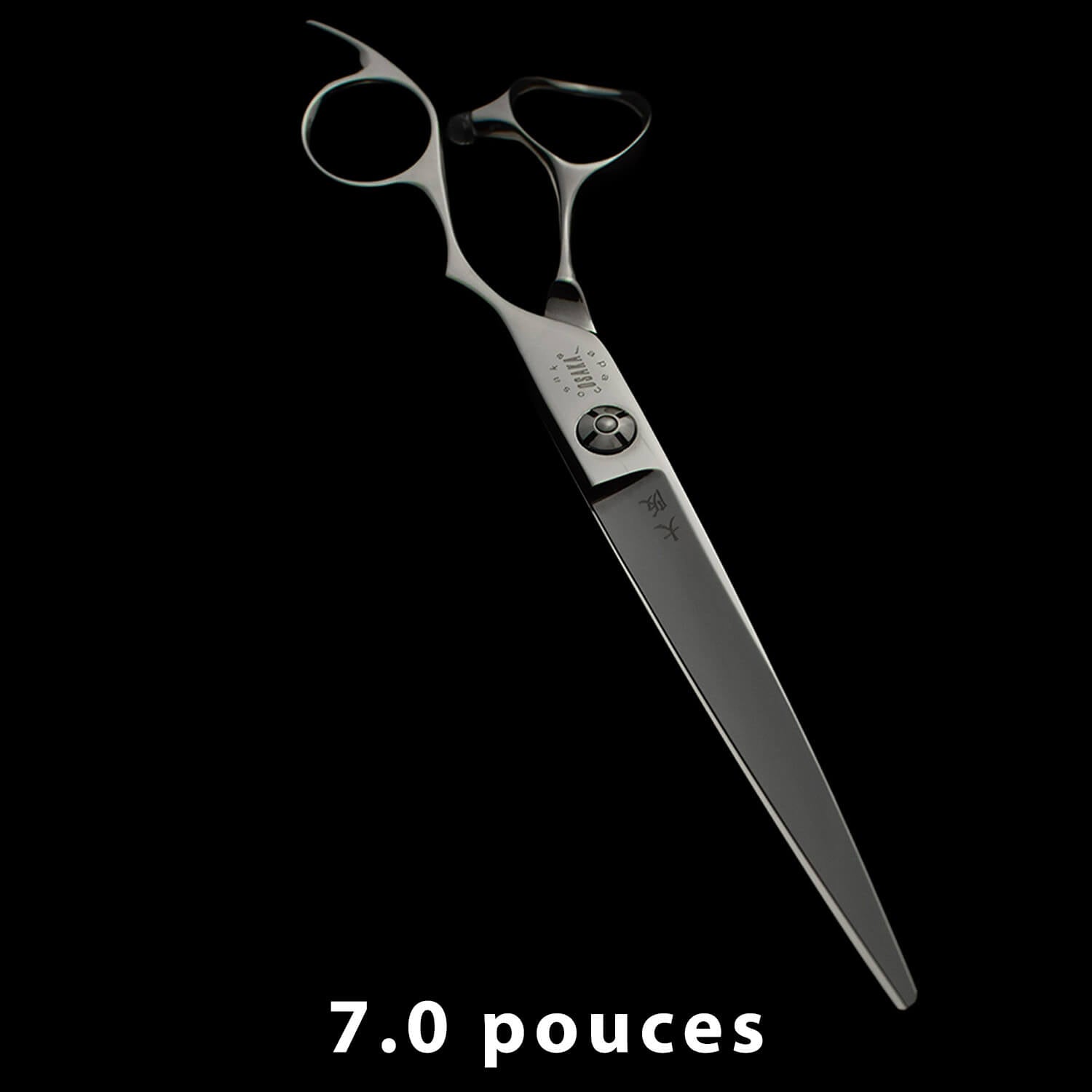 Ciseaux de coiffure OSAKA FLAT 7.0 pouces — longueur idéale pour les coupes longues, précision et équilibre au service du coiffeur.