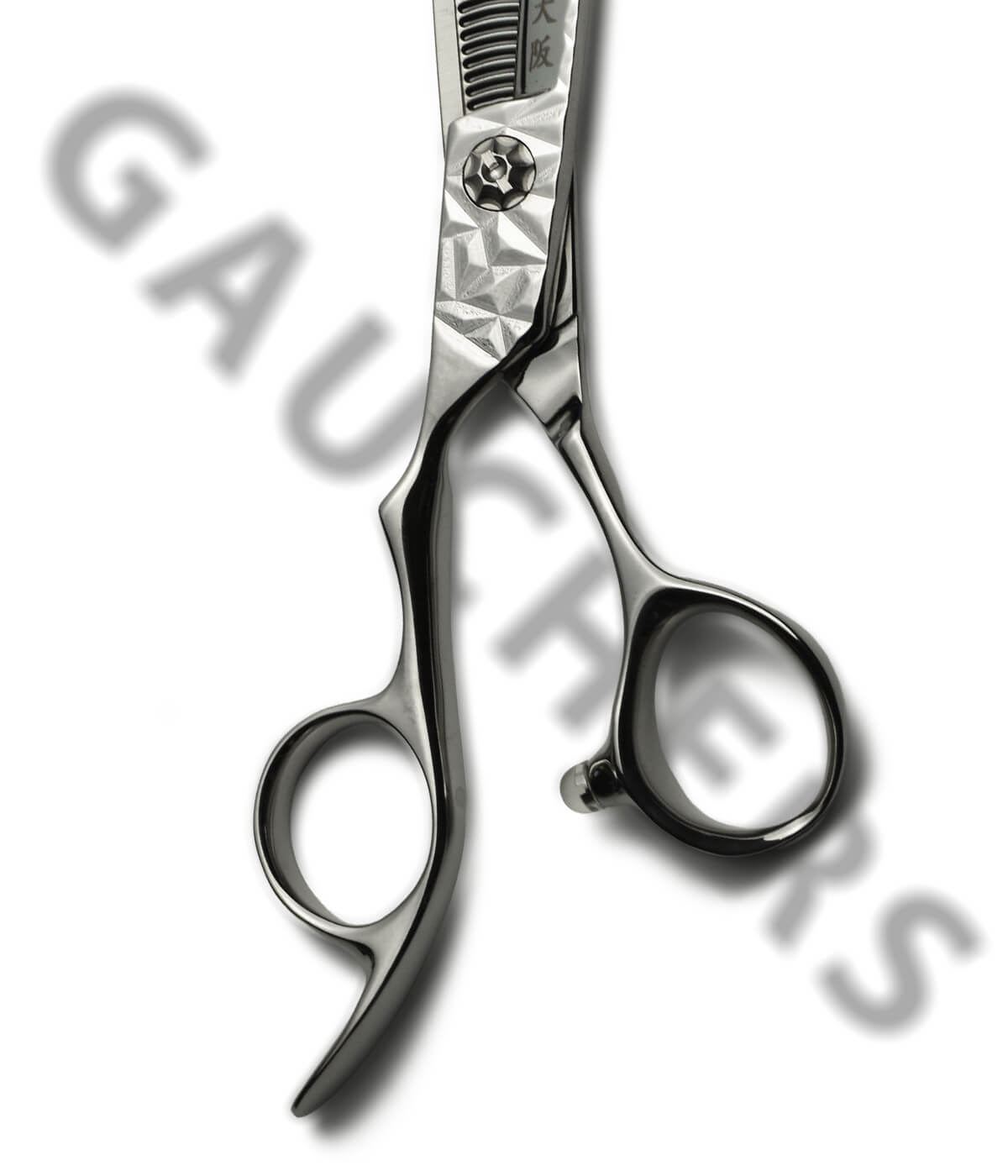 Paire de ciseaux de coiffure OSAKA pour gauchers, avec anneaux ergonomiques inversés, spécialement conçus pour offrir confort et précision aux coiffeurs gauchers.