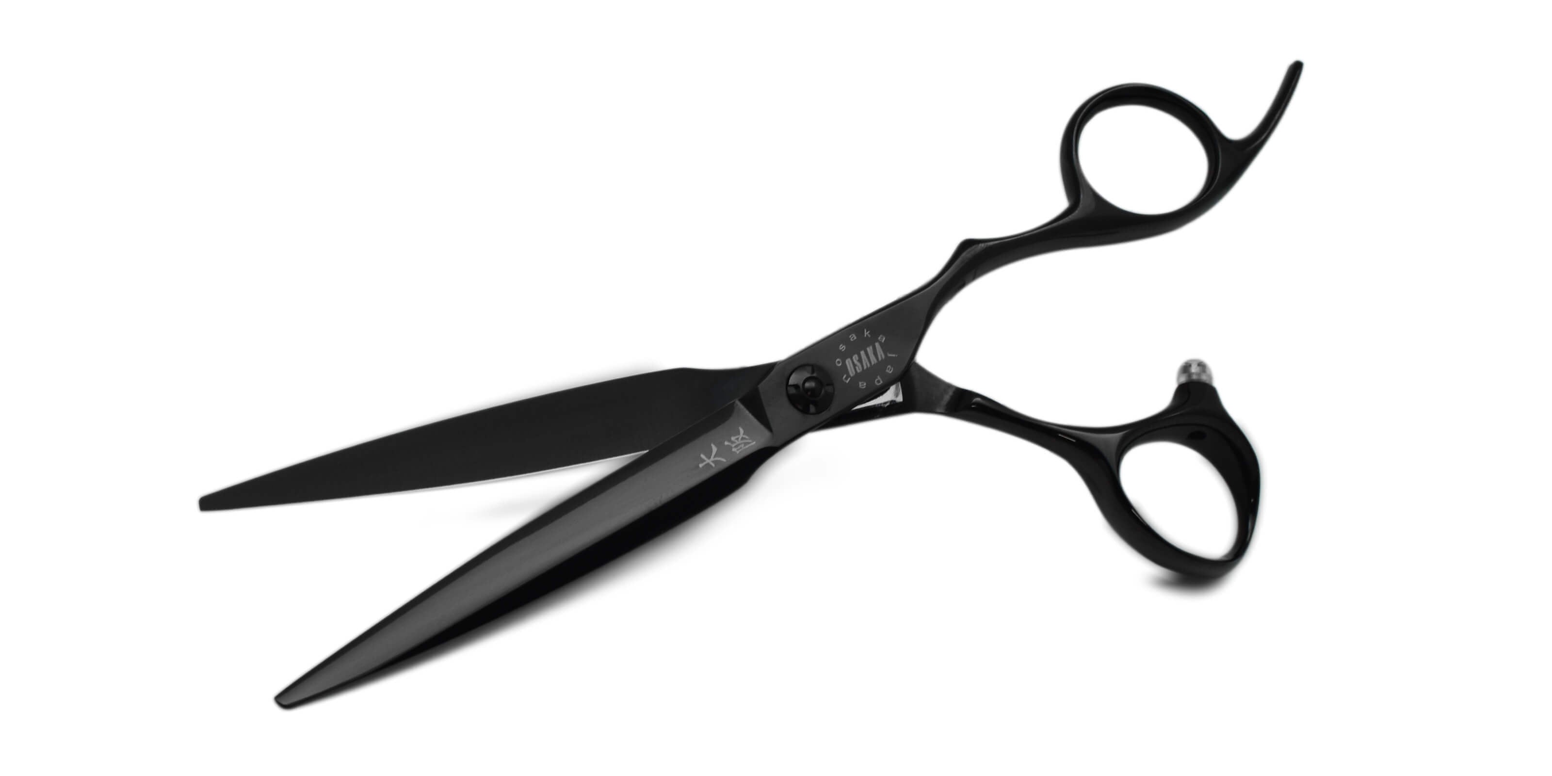 Ciseaux de coiffure OSAKA HADES – finition noire mate, lame droite japonaise et manche ergonomique courbé avec repose-doigt allongé