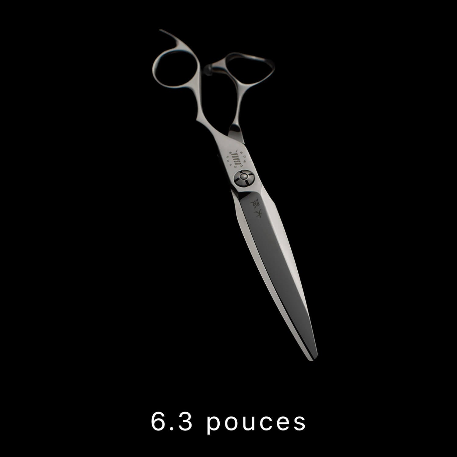 Ciseaux de coiffure OSAKA IKA en taille 6.3", offrant plus d’allonge et de fluidité pour les coupes longues ou les cheveux épais.