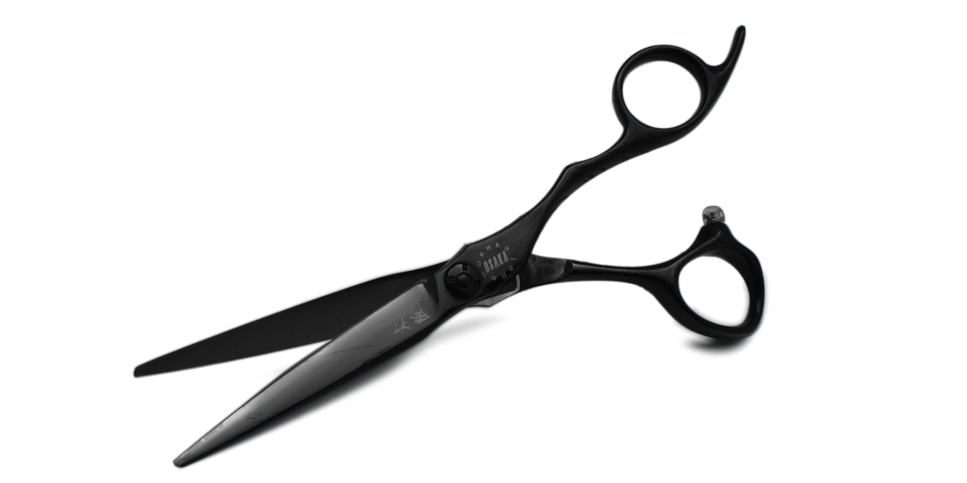 Ciseaux de coiffure OSAKA MT Noir, finition noire brillante, lame droite et manche ergonomique avec repose-doigt incurvé, conçus pour une coupe précise et un confort optimal en salon.