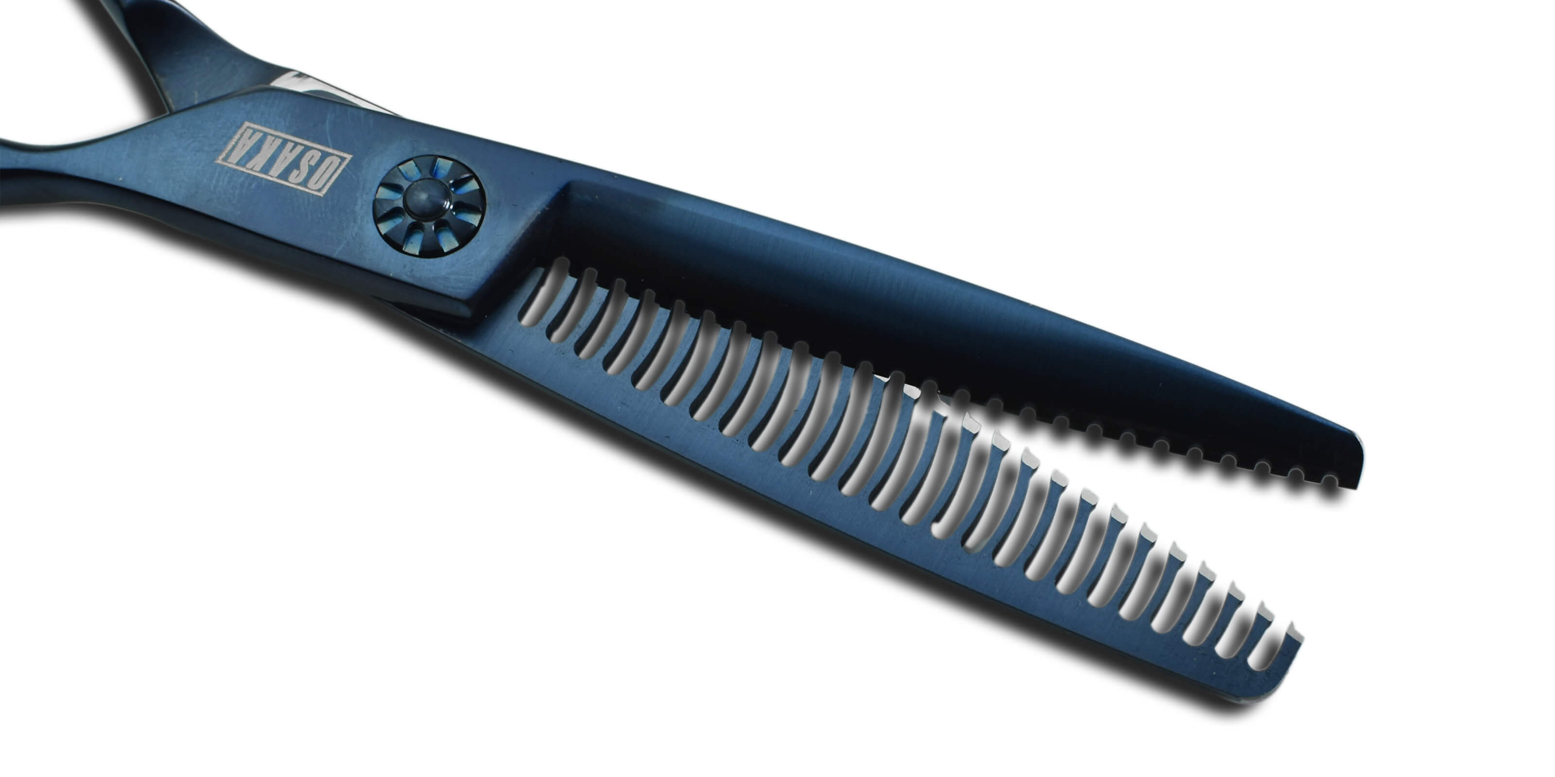 Gros plan sur les dents sculptées des ciseaux sculpteurs OSAKA SANAGI, soulignant leur forme régulière et leur conception pour un effilage précis et naturel des cheveux.