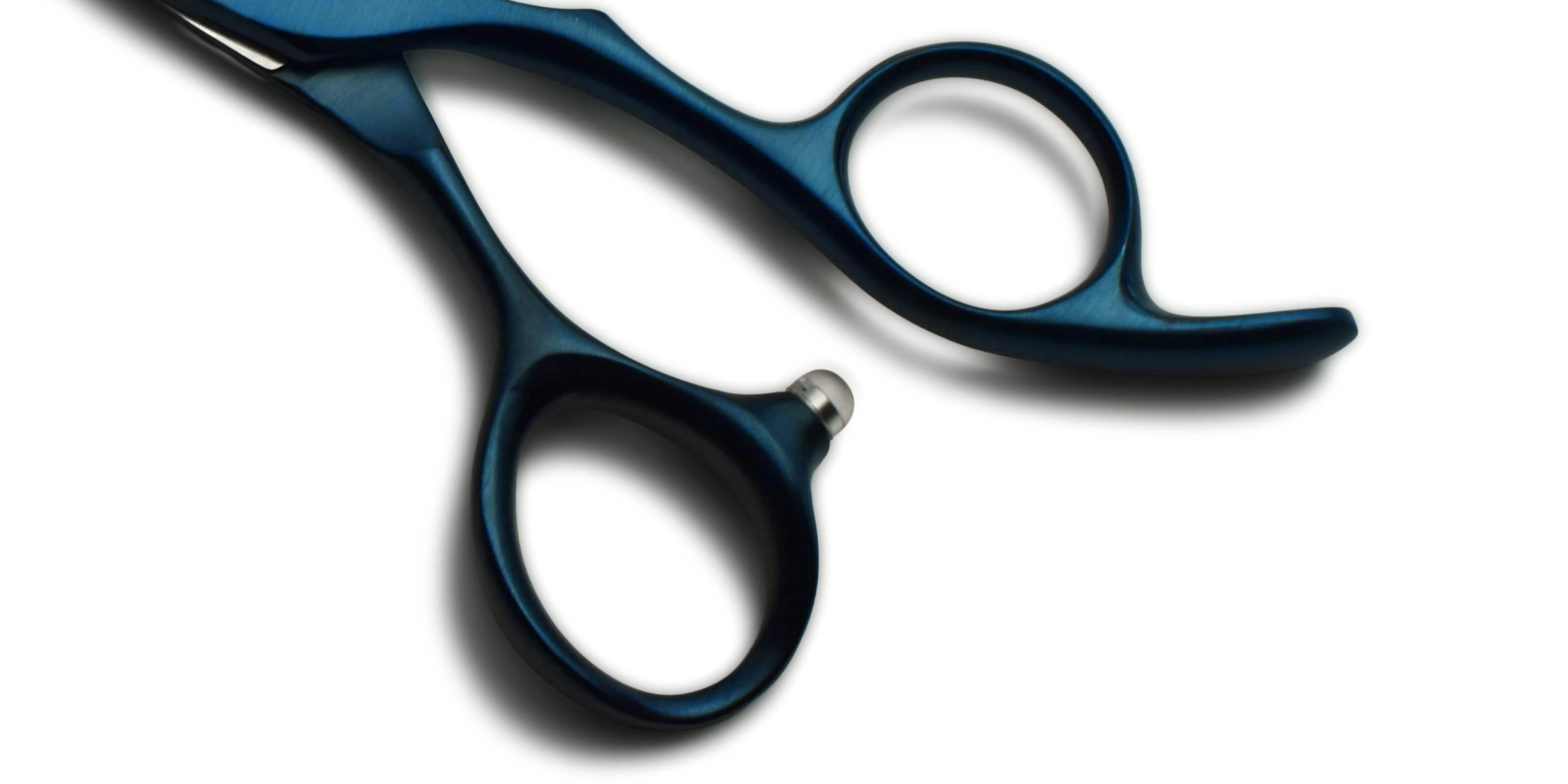 Gros plan sur le manche des ciseaux OSAKA SANAGI, mettant en valeur l’anneau du pouce recourbé pour une prise en main ergonomique et un confort optimal lors de la coupe.