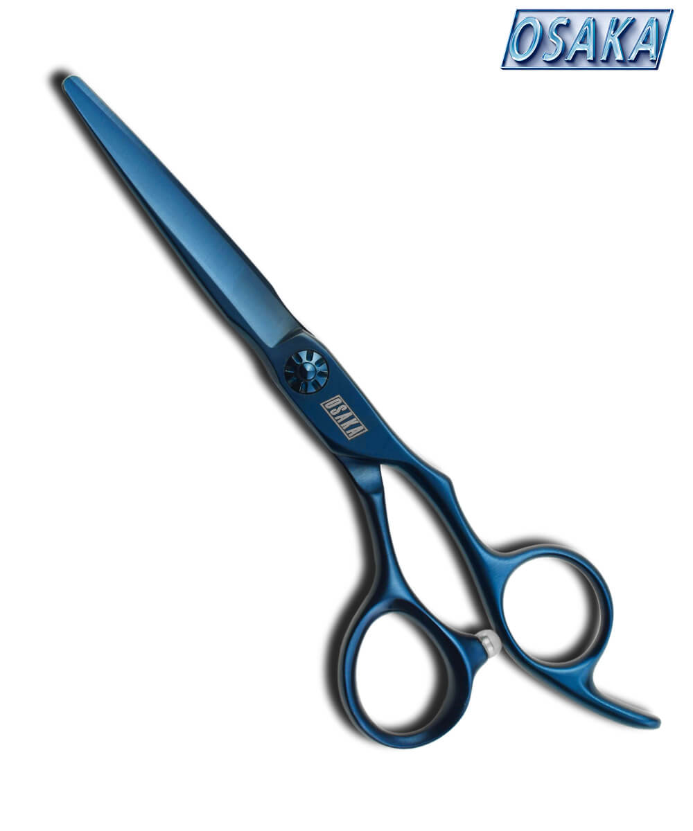 Ciseaux de coiffure OSAKA SANAGI droits en finition bleue, pour coupe droite ou piquetage, équipés d’un manche ergonomique et d’une vis décorative au design unique.