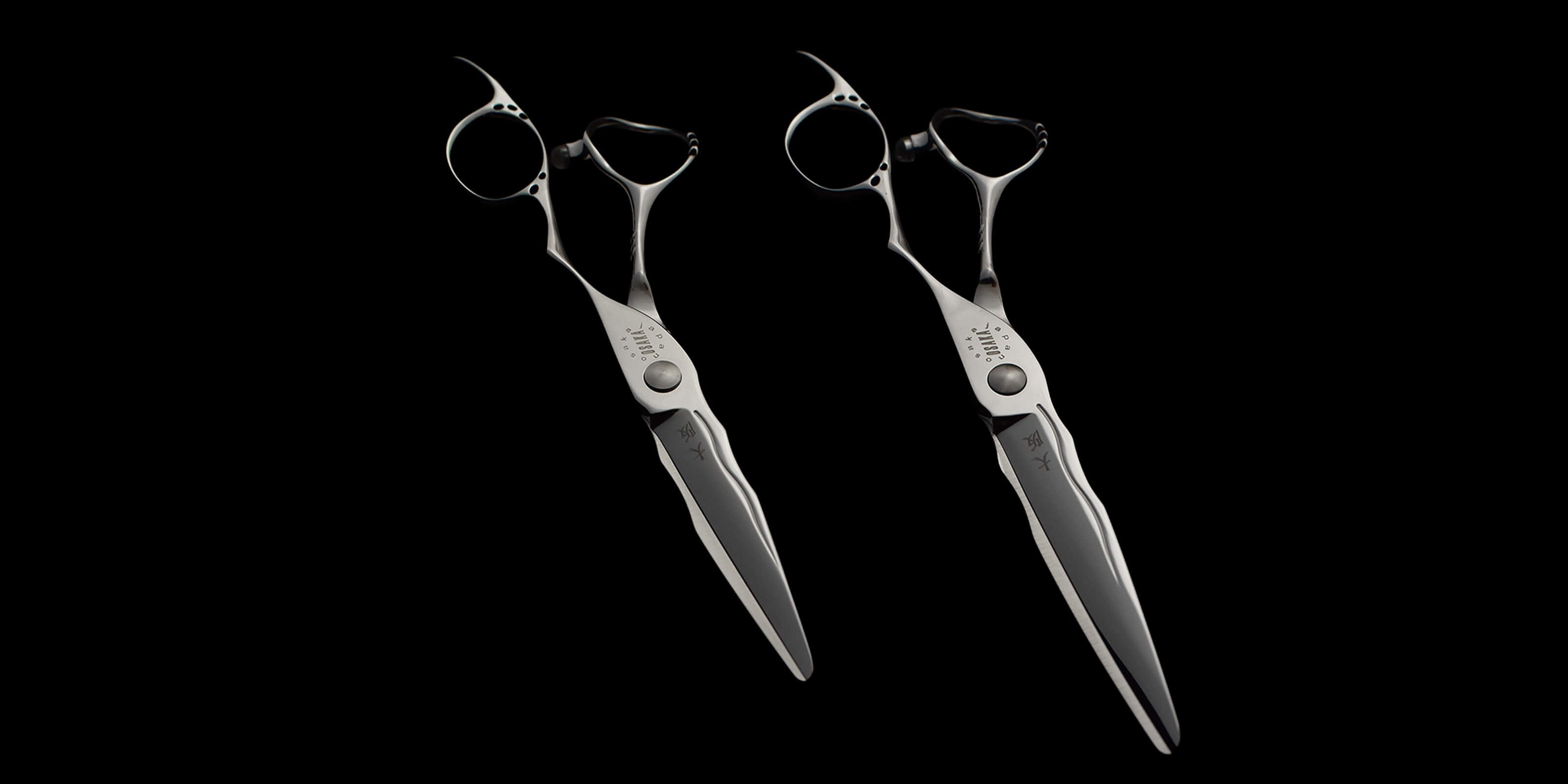 Photo des ciseaux OSAKA SEN en deux tailles disponibles – 5.8 et 6.3 pouces, lame droite en acier poli et manche ergonomique ajouré