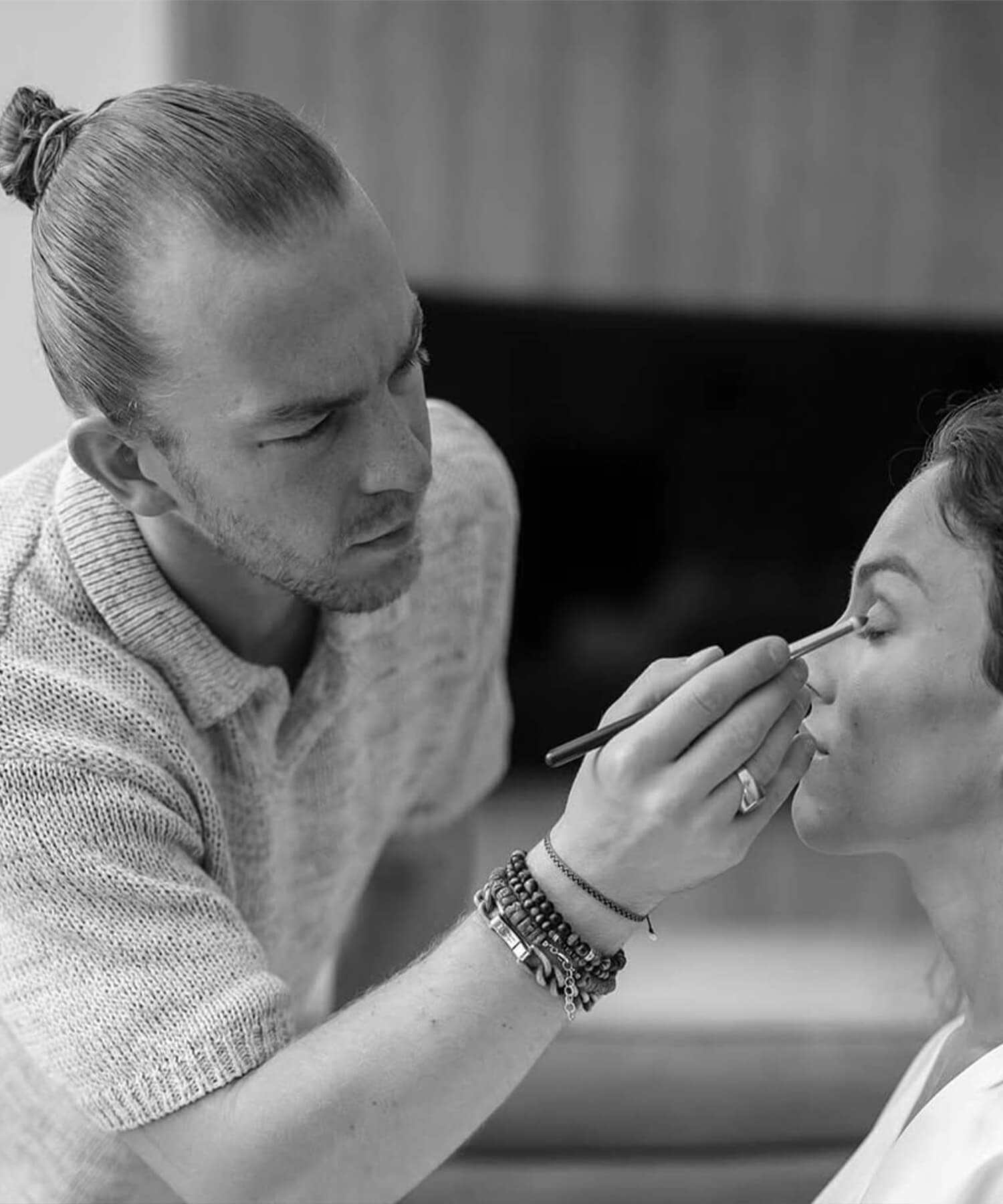 collection osaka studio avec germain evrard lebret maquillant une personne