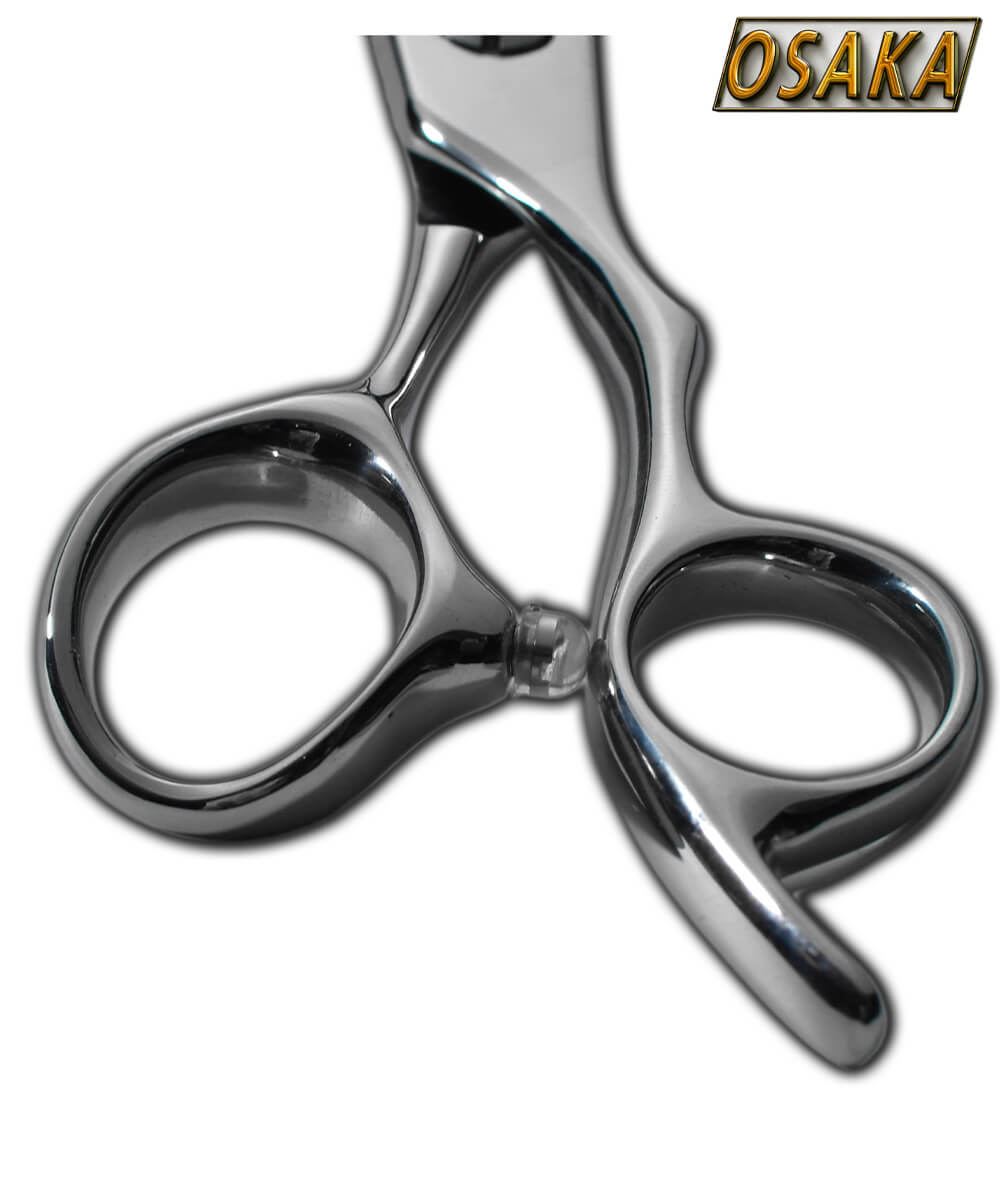 Manche des ciseaux OSAKA TOCHIGI, au design sculpté et ergonomique, avec repose-doigt incurvé et anneaux ajourés offrant une prise en main stable et une précision optimale en coupe.