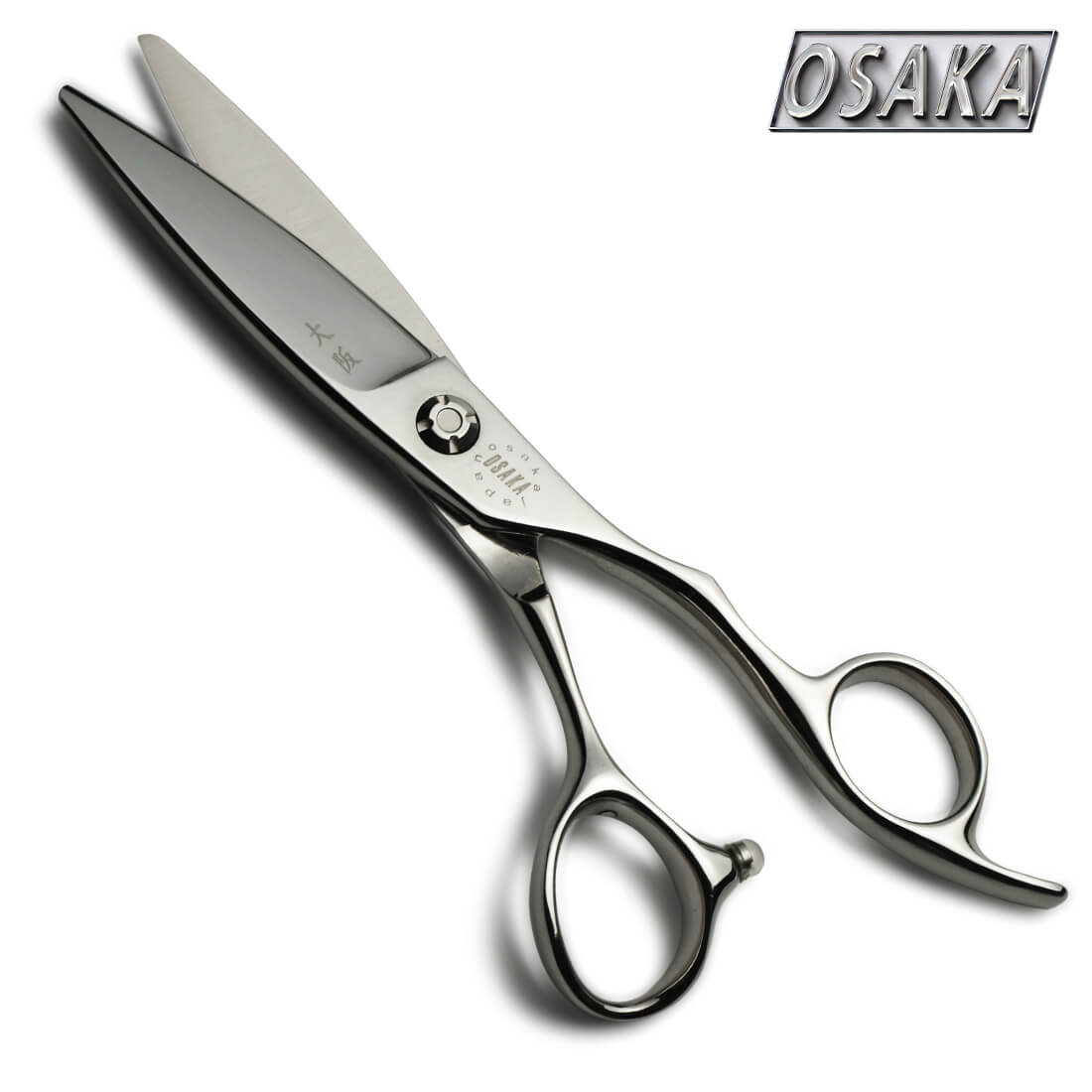 Ciseaux de coiffure OSAKA TOCHIGI – lame large et droite en acier japonais, vis plate noire et manche ergonomique avec repose-doigt incurvé pour le couper glisser et l'effilage