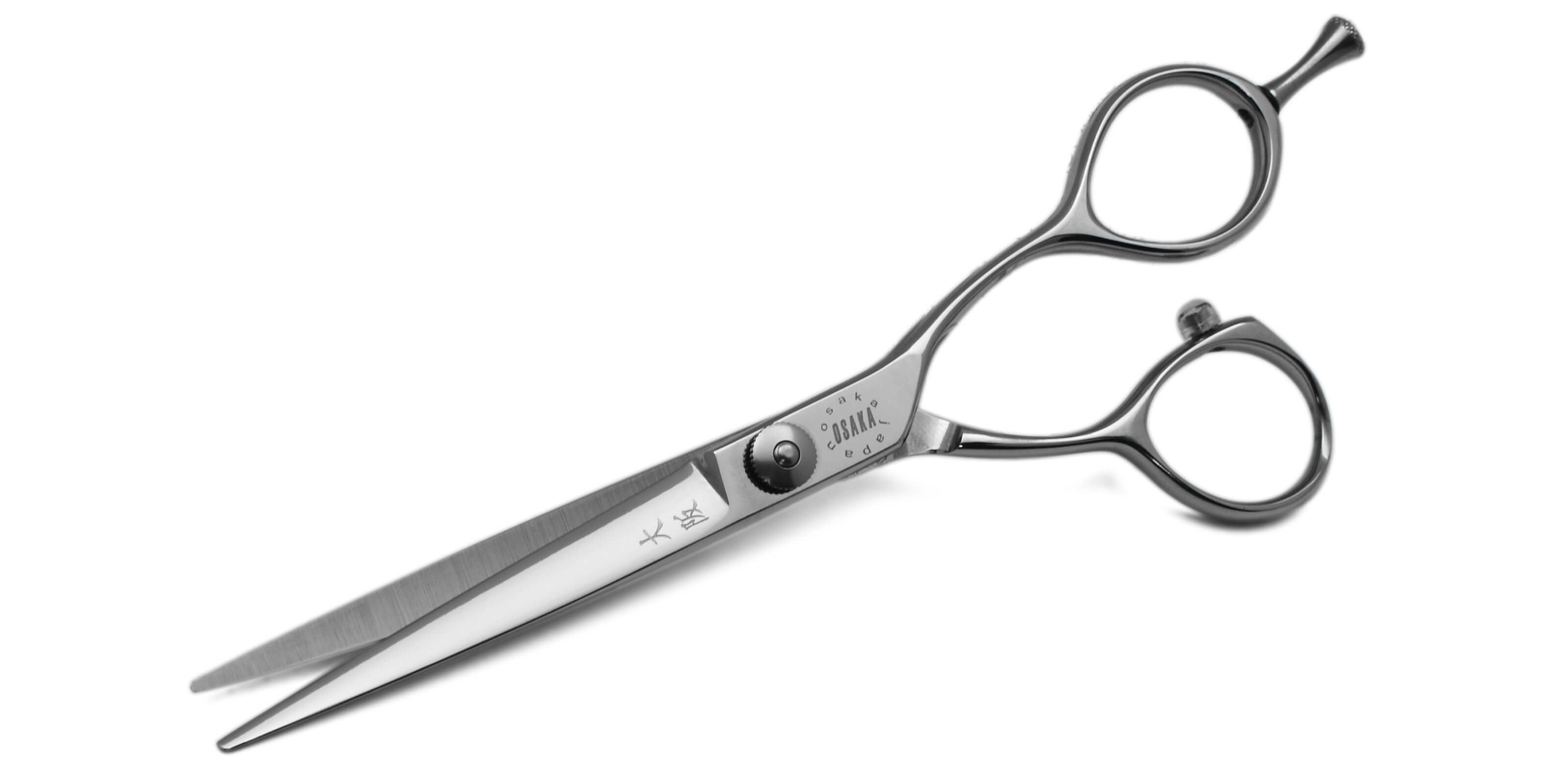 ciseaux osaka yce avec manche à anneaux décalés et oval. La lame est fine et pointue pour les tours d'oreilles et pour le piquetage. Acier cobalt ATS-314 utilisés dans la création des paires de ciseaux OSAKA