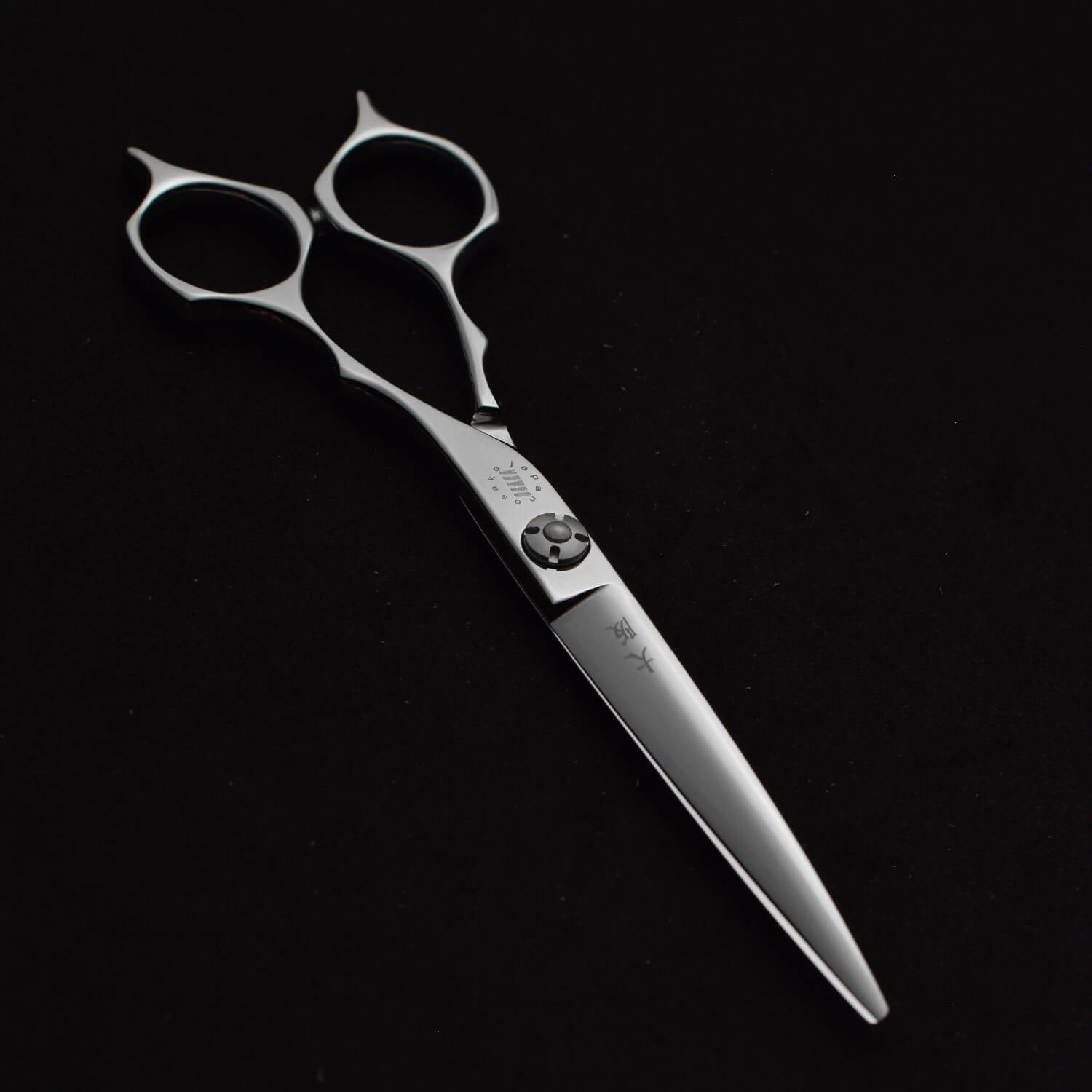 Ciseaux de coiffure OSAKA YH 6,0 pouces – taille polyvalente, lame droite et manche symétrique classique, idéals pour un usage quotidien en salon.