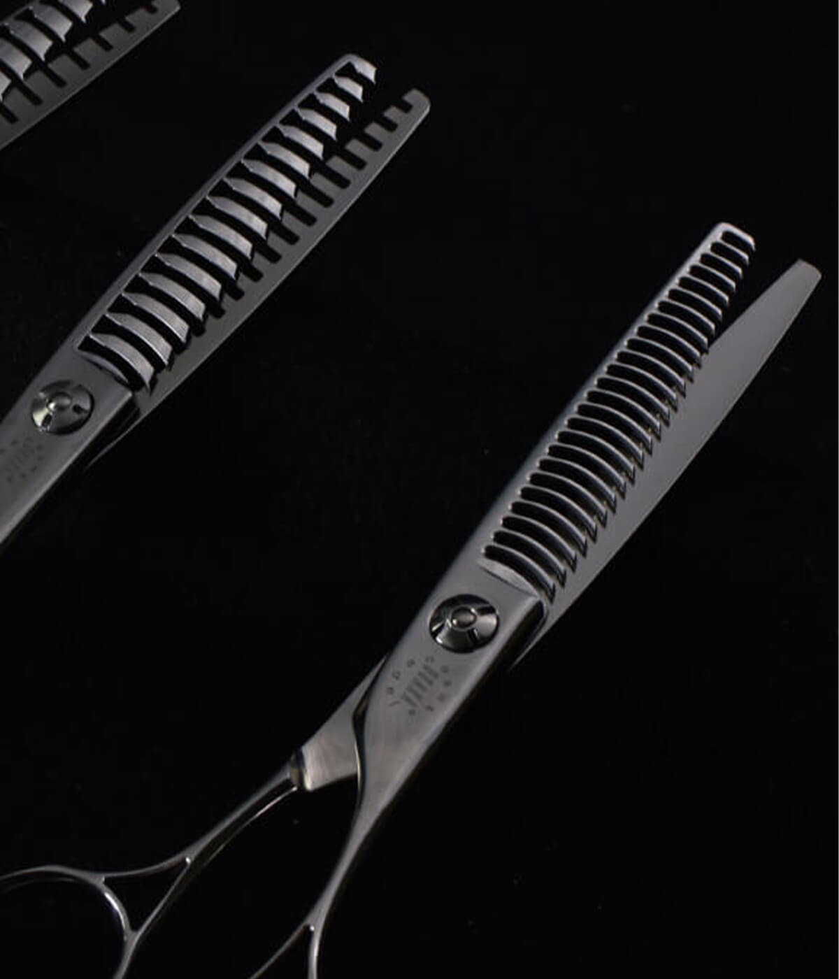 Photo de ciseaux OSAKA sculpteurs alignés, mettant en valeur leurs dents effileuses et leur design ergonomique, conçus pour la texturisation et l’effilage précis des cheveux en salon.