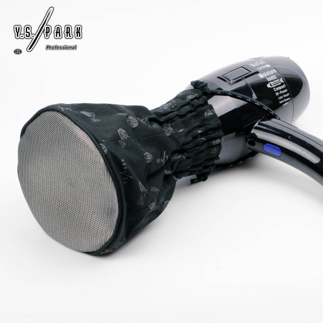 Diffuseur Y.S.PARK noir fixé sur un sèche-cheveux, avec maille métallique en titane-argent et tissu à motifs, conçu pour diffuser la chaleur de façon douce et uniforme, réduisant les frisottis tout en préservant l’hydratation du cheveu.