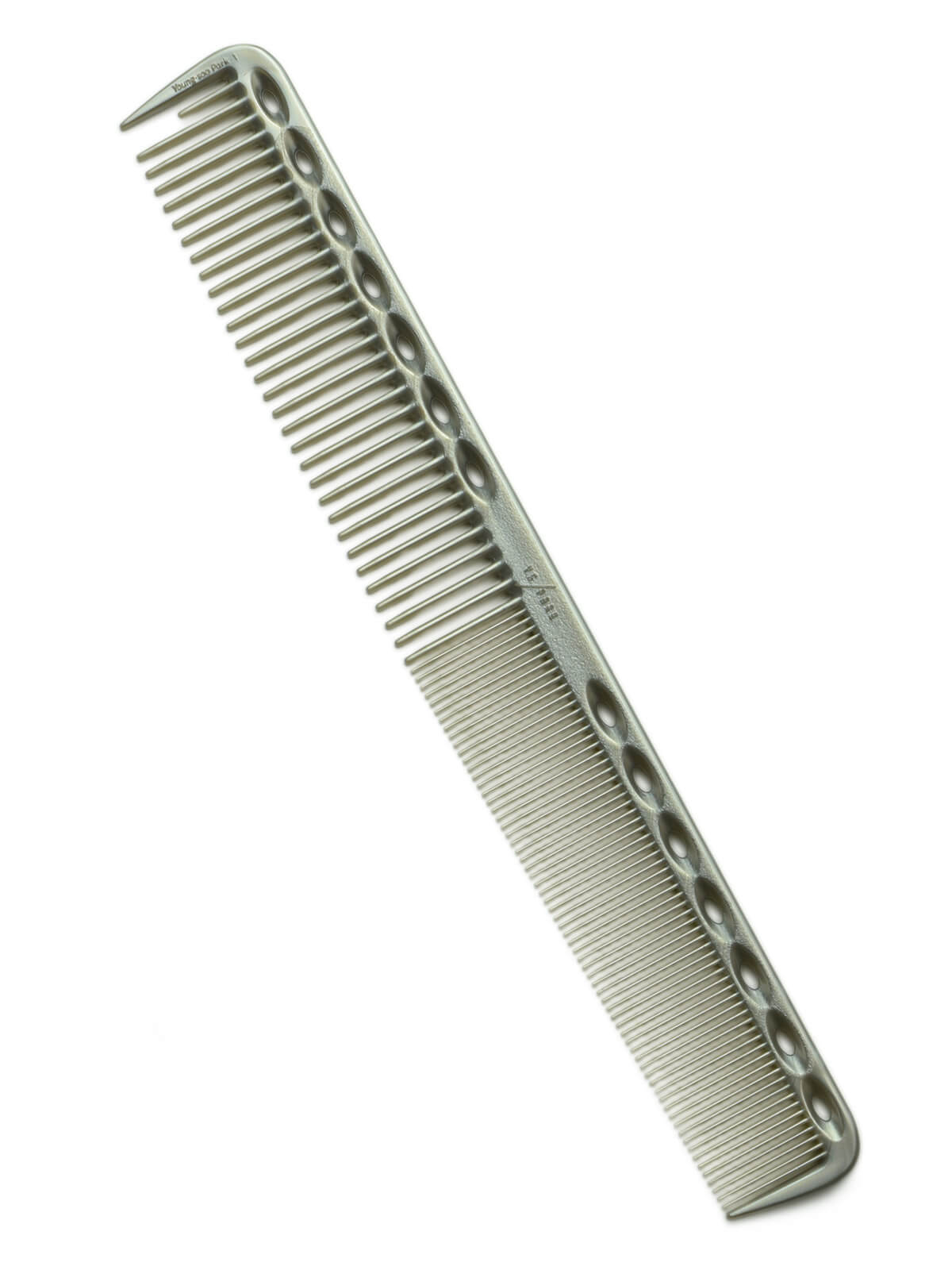 Peigne de coupe professionnel Y.S.PARK 339 argenté, doté de dents fines et larges, d’une pointe de sectionnement et d’une structure légère avec trous ergonomiques pour une prise en main optimale en salon de coiffure