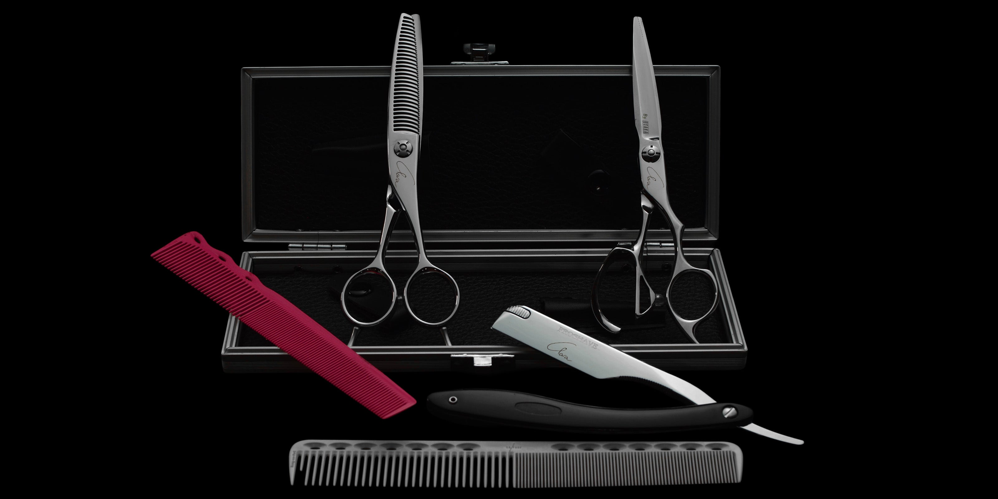 photo d'ensemble du pack OSAKA Fade Series, avec les ciseaux sculpteurs, les ciseaux droits ainsi que 2 peignes de la marque yspark et un rasoir coupe choux.