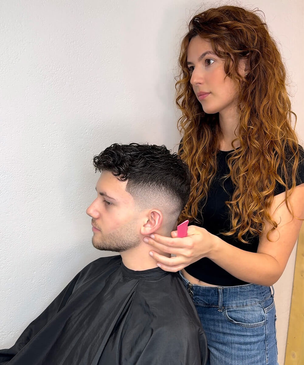 clarahair réalisant une coupe homme avec les ciseaux osaka