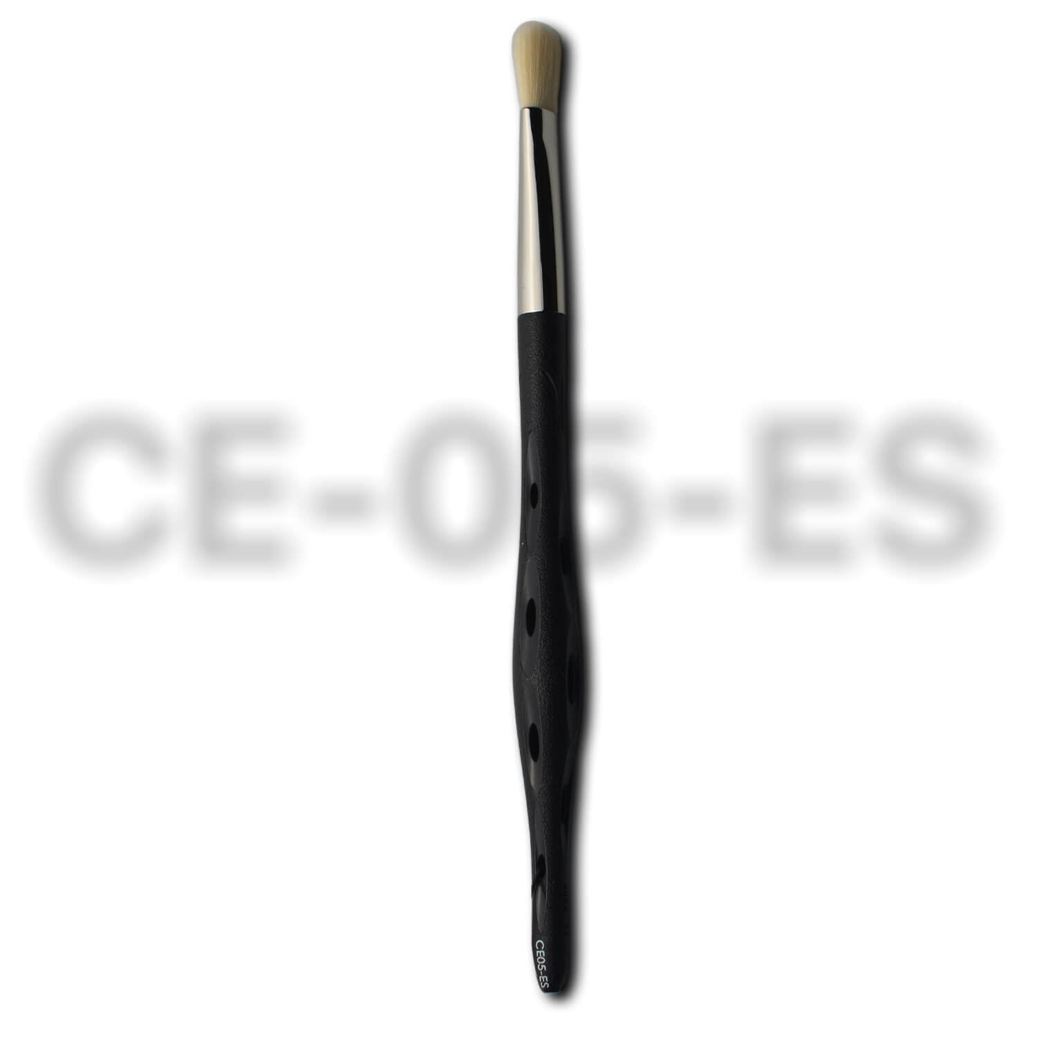 Pinceau de maquillage Y.S.PARK CE-05-ES avec manche noir perforé et tête ronde aux poils blancs, idéal pour estomper les ombres à paupières dans le creux de l’œil ou fondre les textures pour un fini doux et diffus.