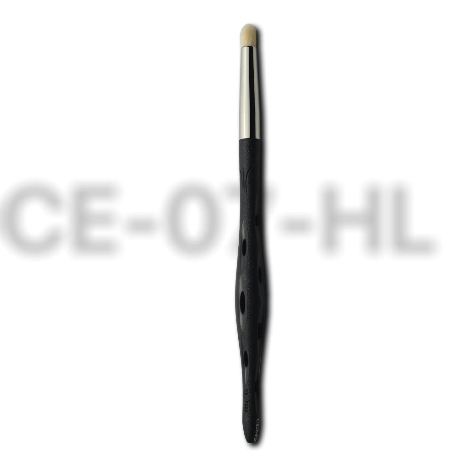 Pinceau de maquillage Y.S.PARK CE-06-ES avec manche ergonomique noir perforé et embout rond en poils blancs, idéal pour appliquer avec précision les ombres à paupières ou les touches de lumière dans les zones ciblées.