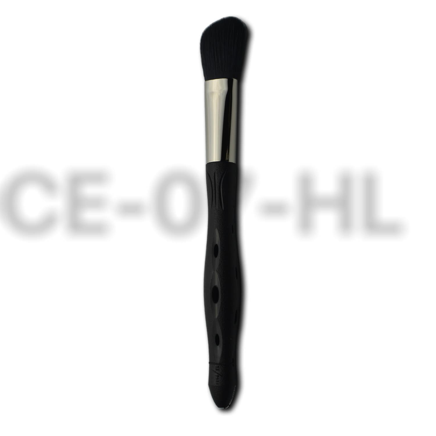 Pinceau de maquillage Y.S.PARK CE-07-HL avec manche ergonomique noir et tête biseautée en poils noirs, conçu pour l'application précise du blush, du contouring ou de l'highlighter.