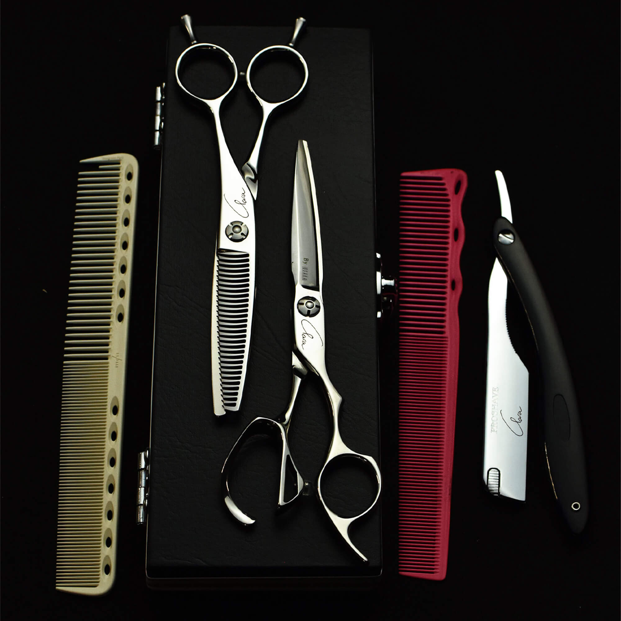 Kit de coiffure professionnel composé des ciseaux droits et sculpteurs Osaka Fade Series, accompagnés d’un rasoir de finition, d’un peigne blanc Y.S.PARK, d’un peigne rouge souple et d’un coffret noir, le tout présenté sur fond noir élégant.