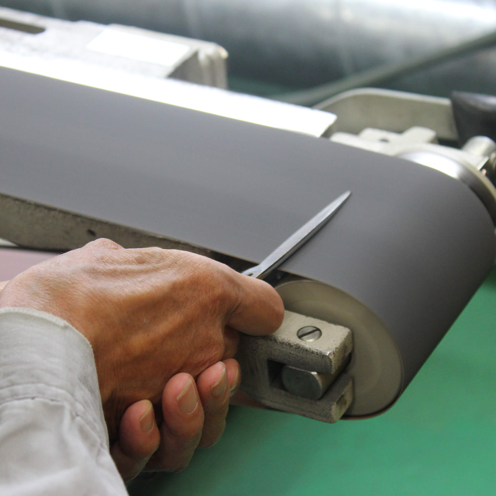 Photo d'affûtage des ciseaux sur une machine ceinture