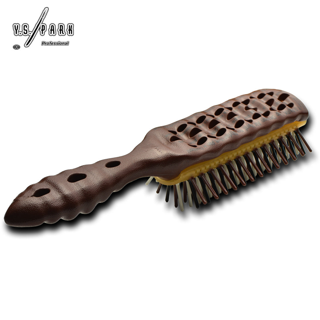 Brosse Y.S.PARK LAP32 couleur chocolat, dotée de picots souples à double densité et d’un manche ergonomique ajouré, conçue pour un brushing précis, un coiffage confortable et une bonne ventilation de la main pendant l'utilisation.
