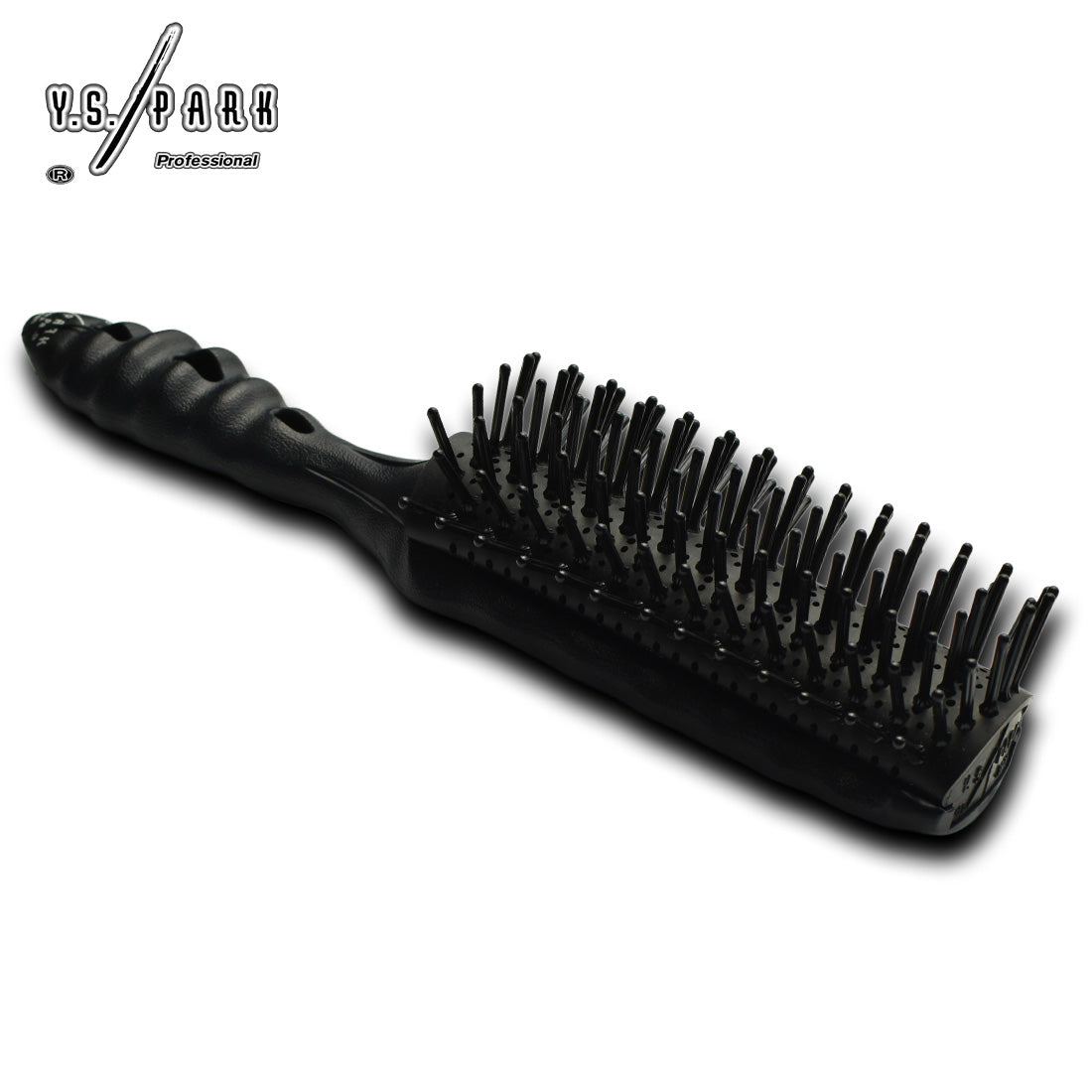 Brosse Y.S.PARK LAP32 en finition noire, équipée de picots souples thermorésistants sur coussin ventilé et manche ergonomique perforé, conçue pour un brushing précis, rapide et confortable en salon.