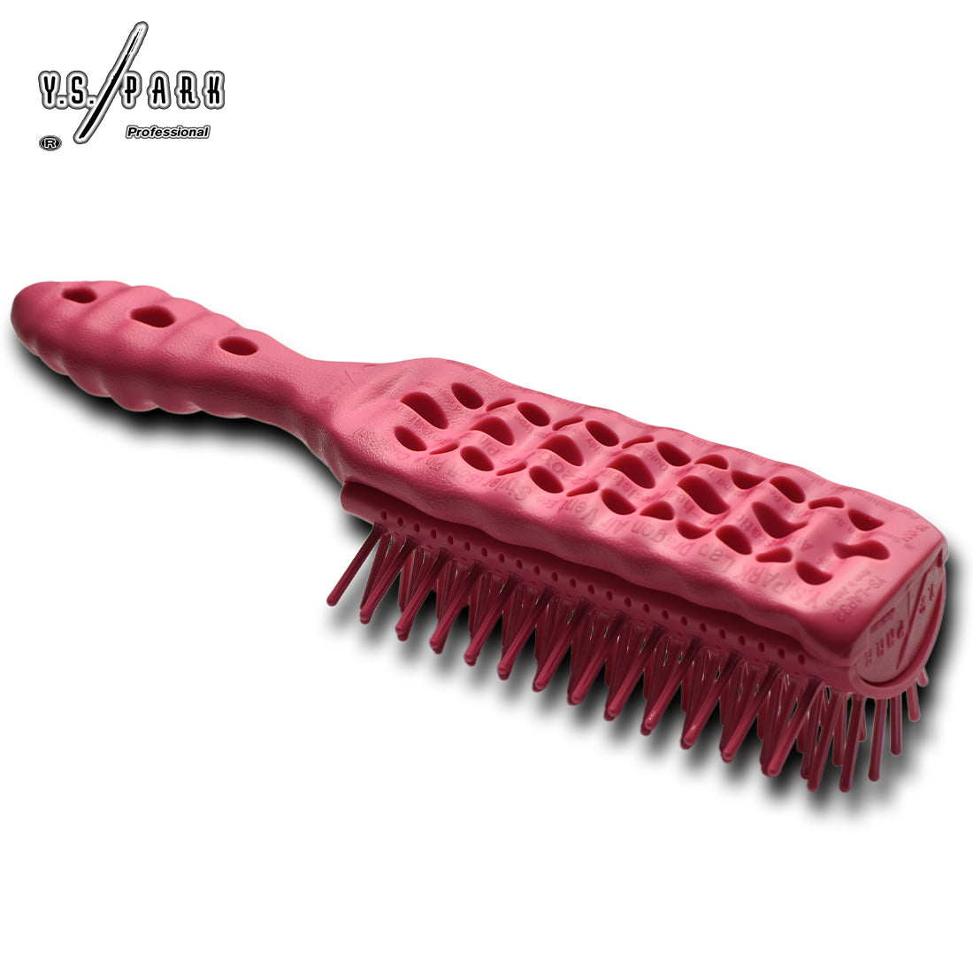 Brosse Y.S.PARK LAP32 rose vif, avec picots souples montés sur coussin ventilé et manche ergonomique perforé, idéale pour un brushing rapide, une bonne tension des mèches et un coiffage respectueux du cuir chevelu.