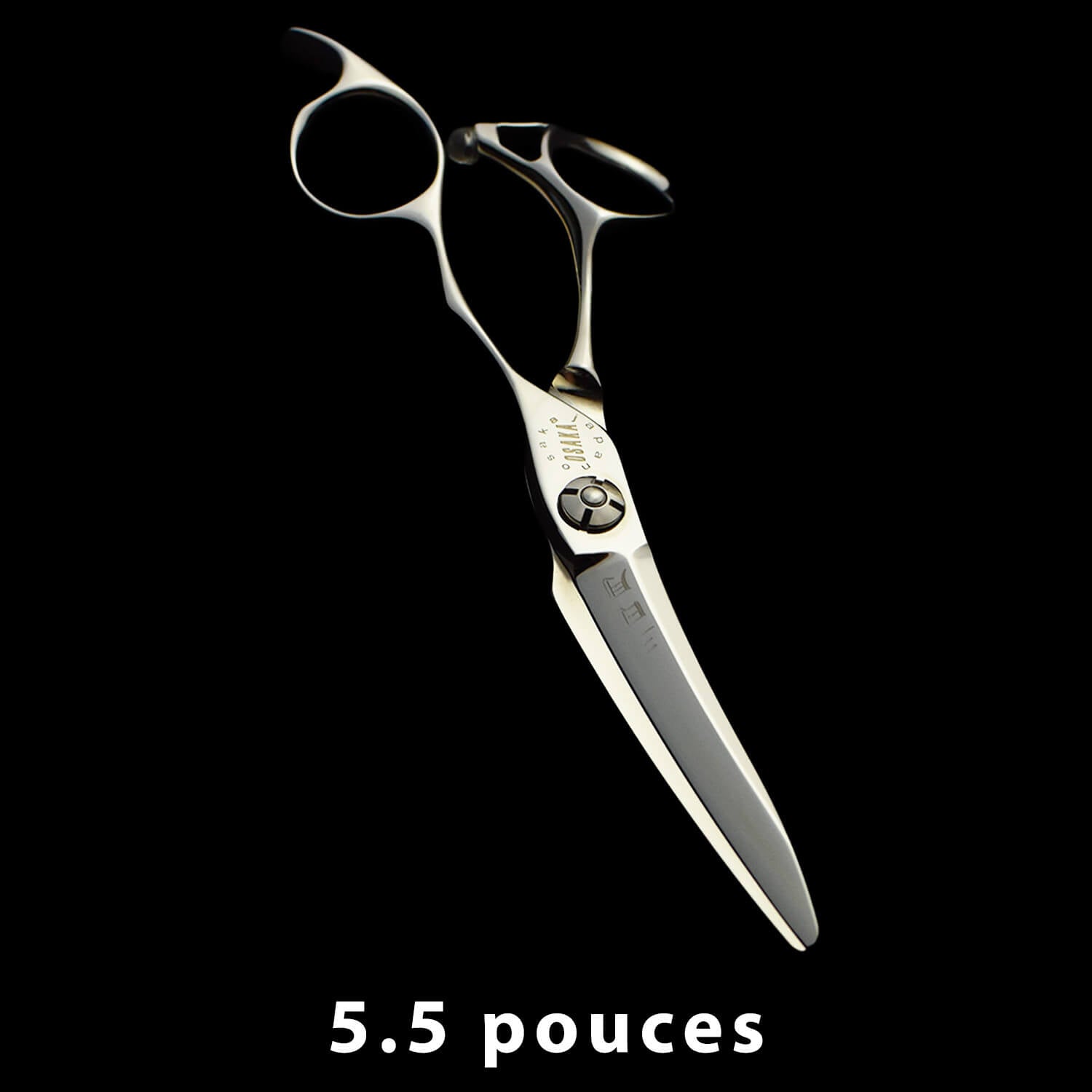 Ciseaux de coiffure OSAKA Mikazuki en taille 5.5 pouces, avec lame droite et design ergonomique, adaptés aux coupes précises et confortables.