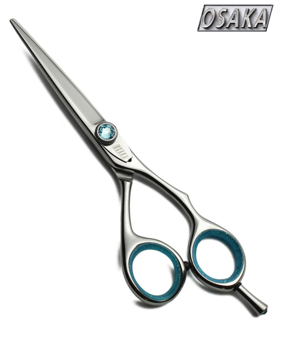 Ciseaux de coiffure OSAKA A7, lame droite et finition polie, avec vis turquoise et anneaux de confort bleus, présentés sur fond blanc.