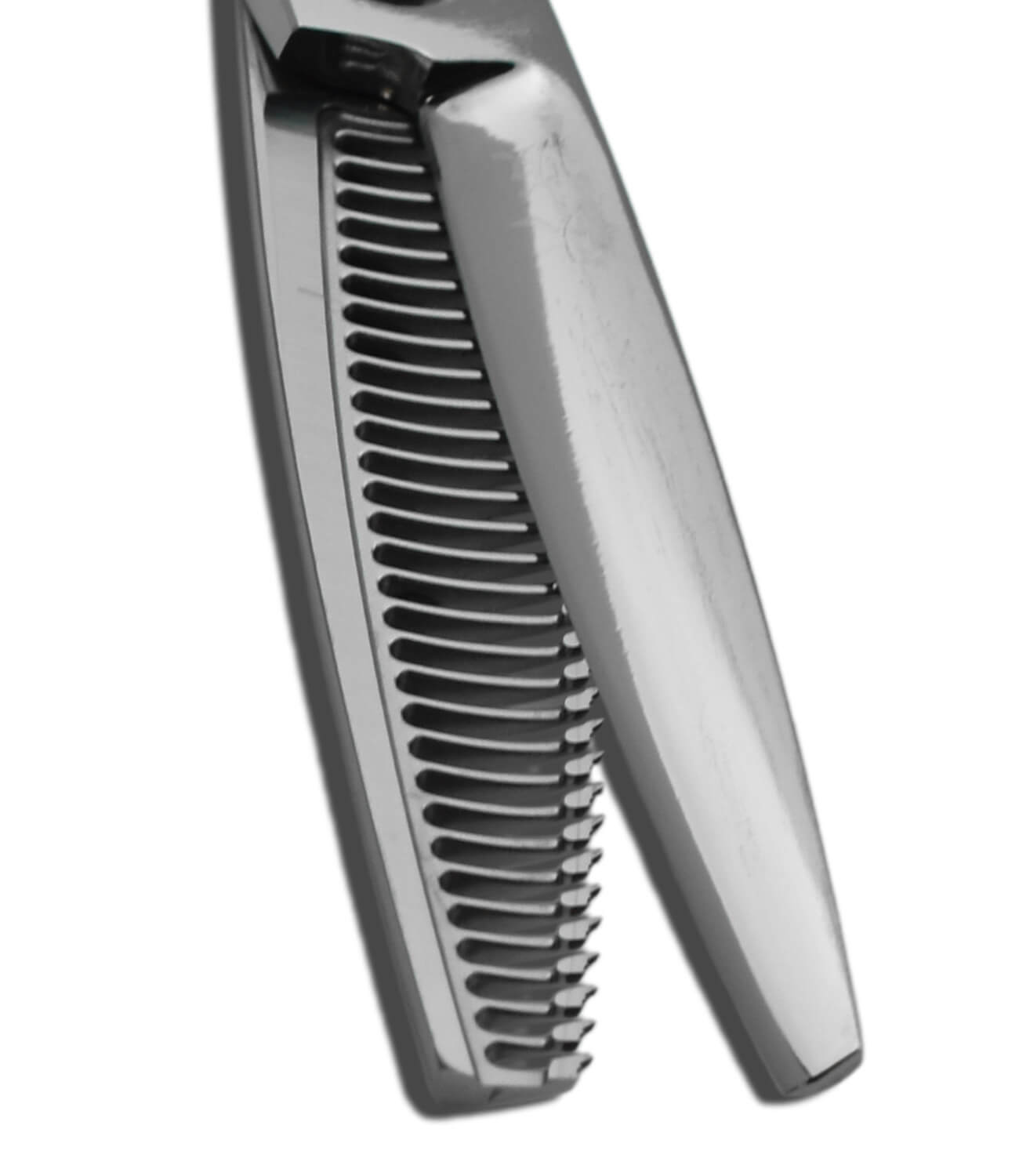 Ciseaux sculpteurs OSAKA CLX 30 dents, gros plan sur les dents courbées et concaves, offrant une coupe douce, précise et un effilage naturel sans traces, idéals pour les coiffeurs recherchant contrôle et finesse.