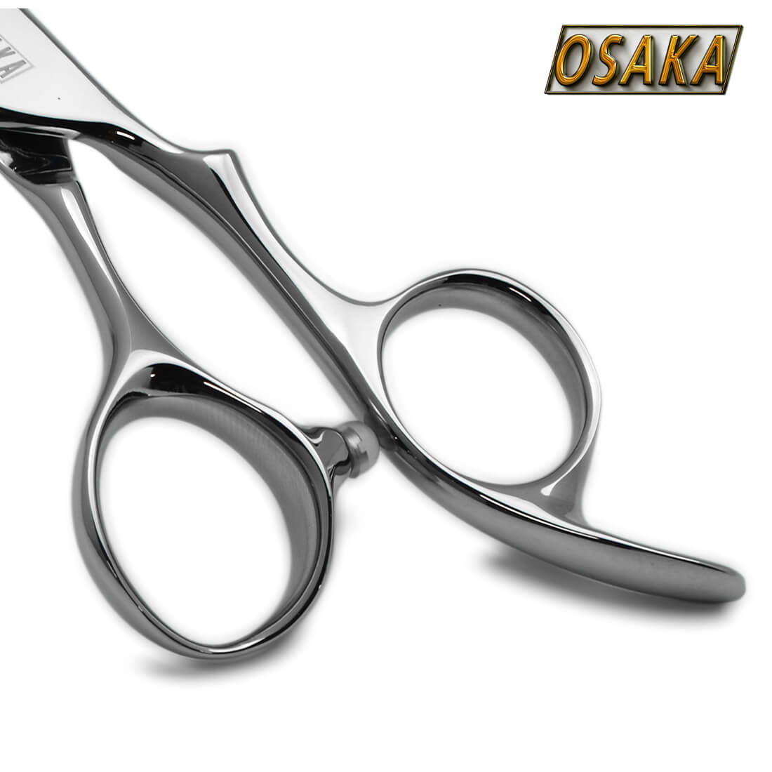 Manche ergonomique des ciseaux de coiffure professionnels OSAKA CLZ, avec repose-doigt intégré et design sculpté pour une prise naturelle.