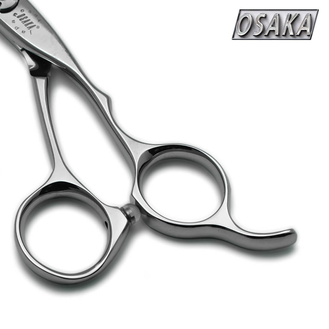 Manche ergonomique légèrement incurvé des ciseaux OSAKA CR – confort naturel et contrôle précis lors de la coupe