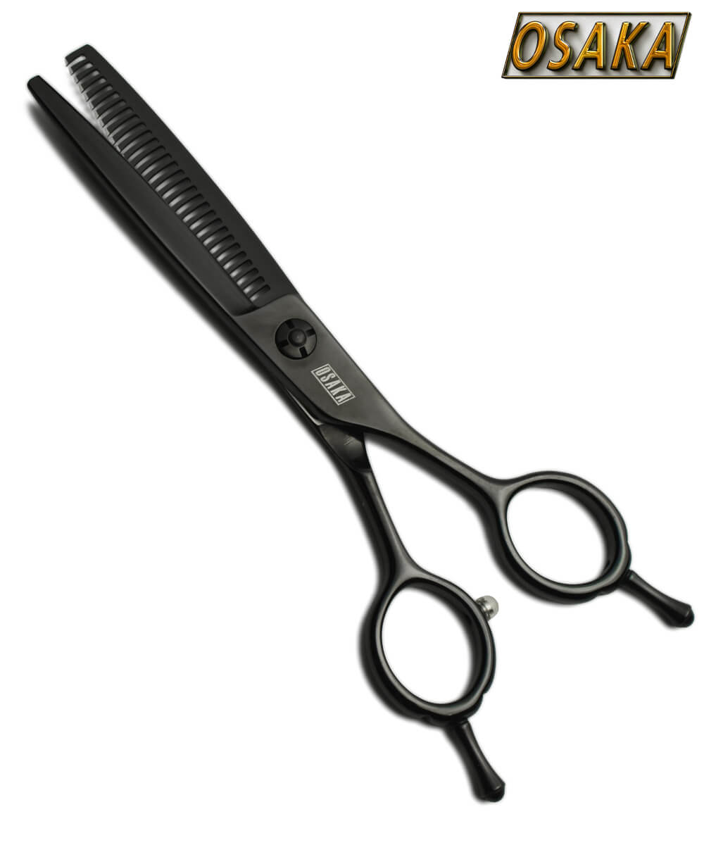 Ciseaux sculpteurs OSAKA CXS en finition noire mate, dotés de dents larges et régulières pour un effilage précis, avec anneaux symétriques et repose-doigt ergonomique pour un confort de coupe optimal.