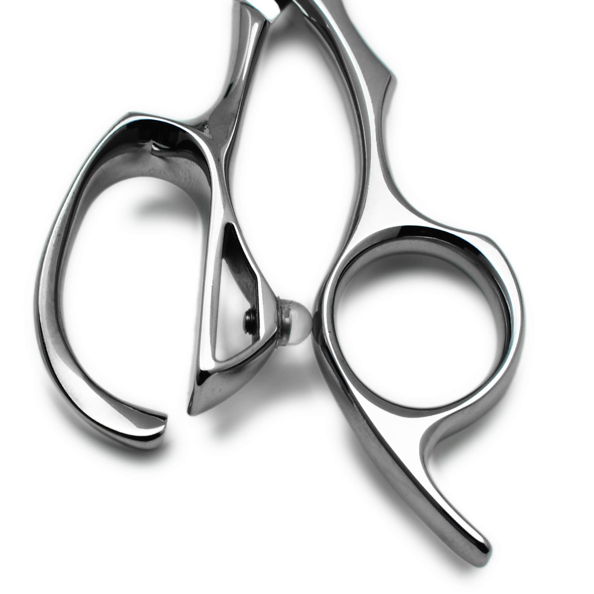 Gros plan sur le manche ergonomique des ciseaux de coiffure Osaka Fade Series, mettant en valeur les anneaux sculptés et ajourés ainsi que le repose-doigt incurvé, conçus pour une prise naturelle et une réduction de la fatigue lors de la coupe.